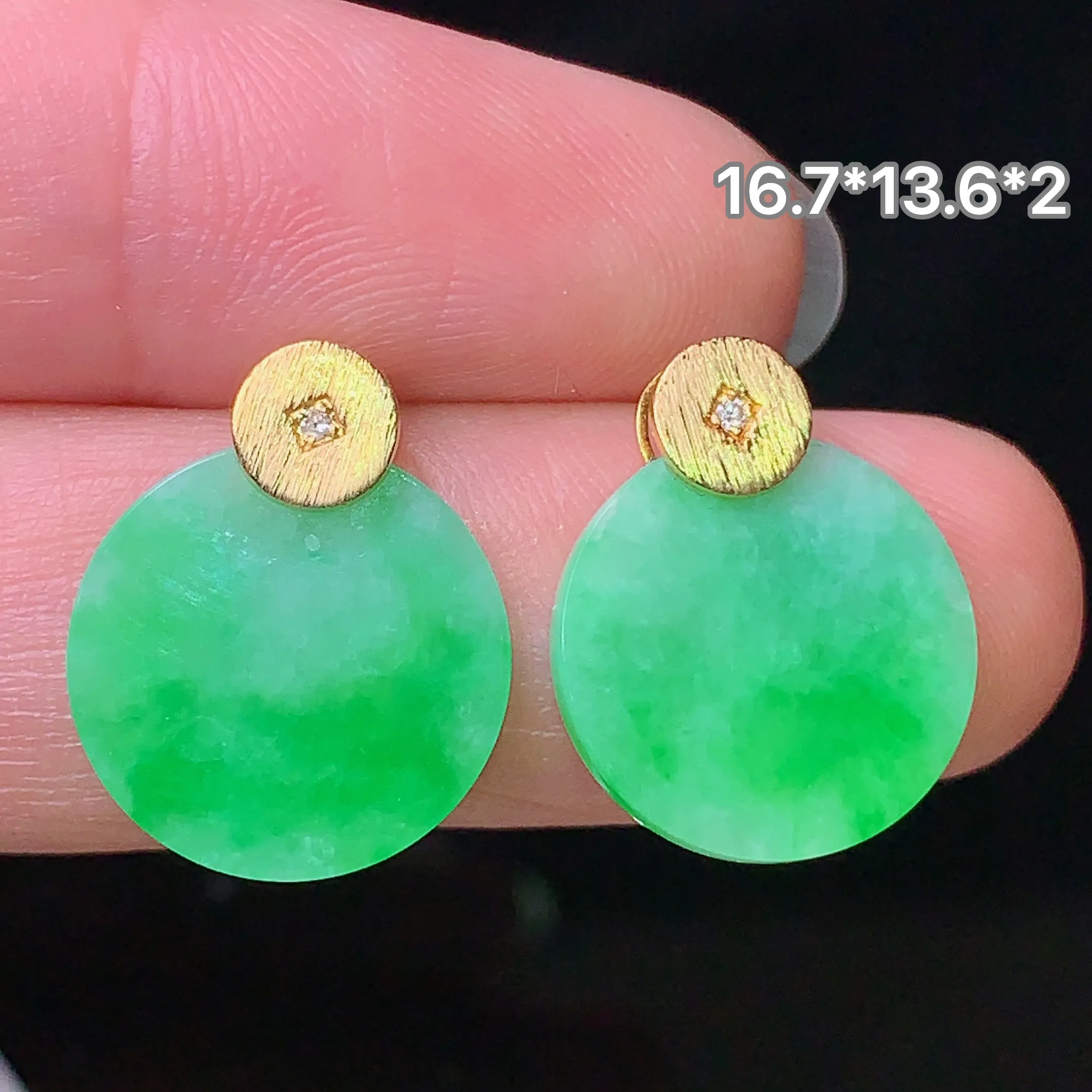 18k金镶嵌翠绿圆牌耳钉 玉质细腻 色泽清新艳丽 整体尺寸16.7*13.6*2