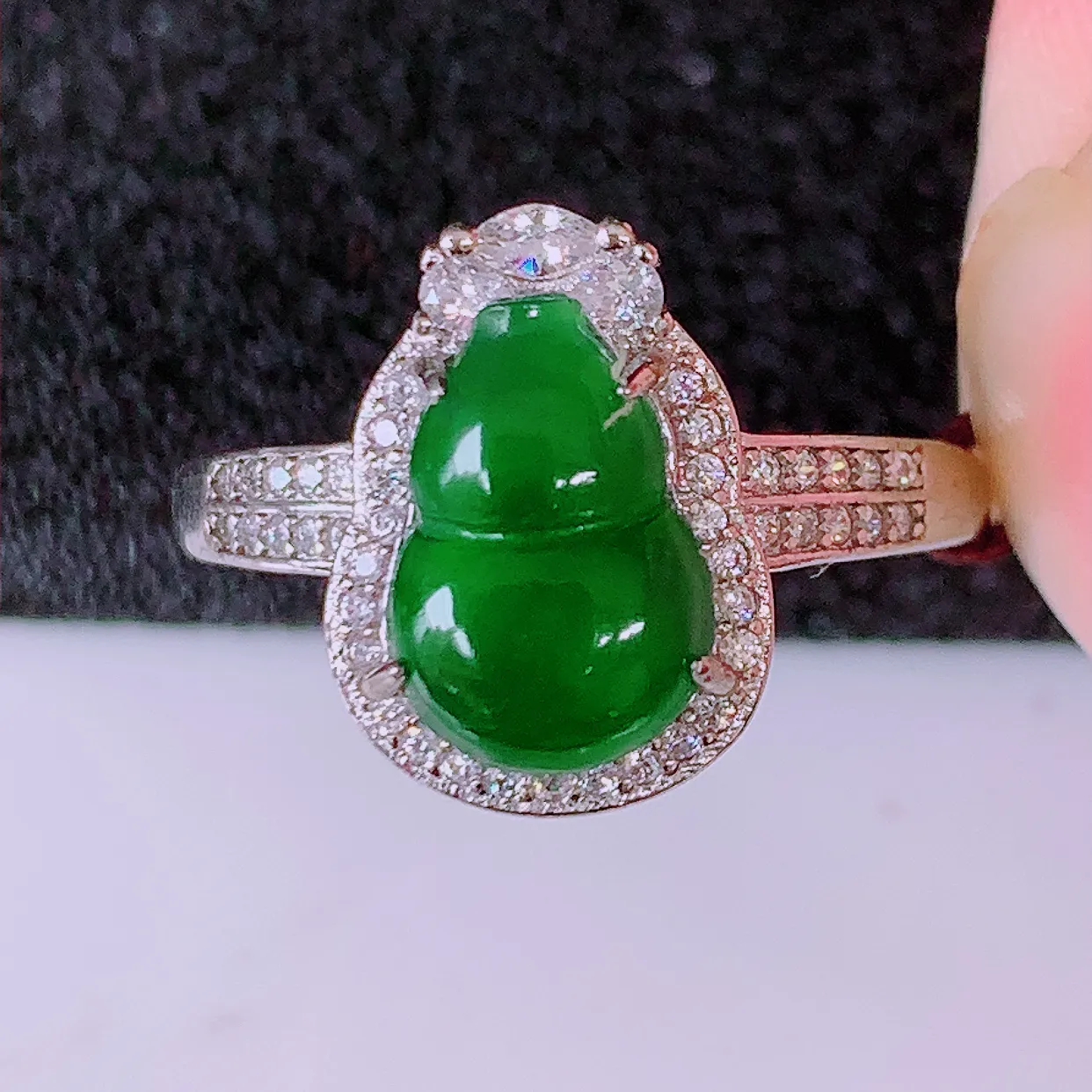 冰透满绿翡翠925银镶嵌葫芦戒指，自然光实拍，翠色灵动，颜色漂亮，种老水足，品相佳，佩戴佳品！#98.12（圈口可调大小）整体24*17.8*5.5裸石10*6.5