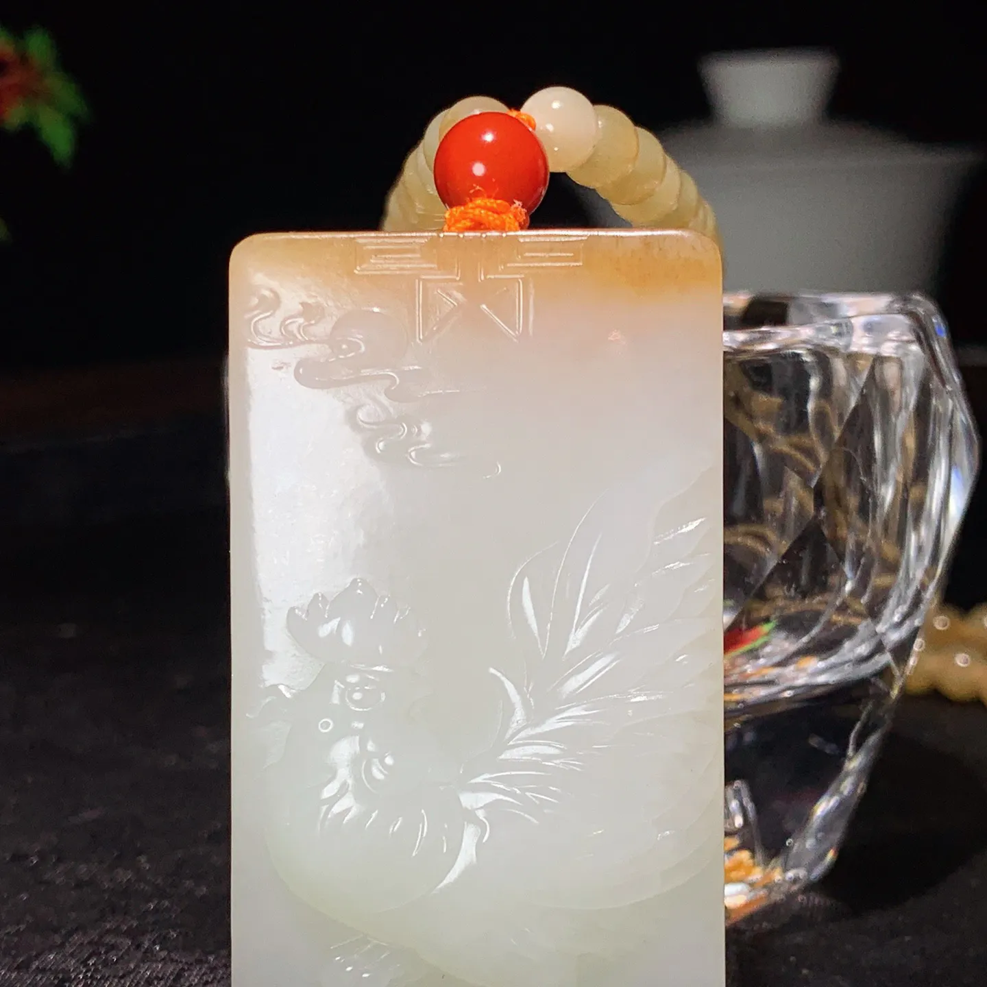 新疆和田玉且末糖生肖鸡牌子挂件。尺寸58/33/11重84.5克。玉质细腻油润。手推出油。佩戴高端典雅。lt251115