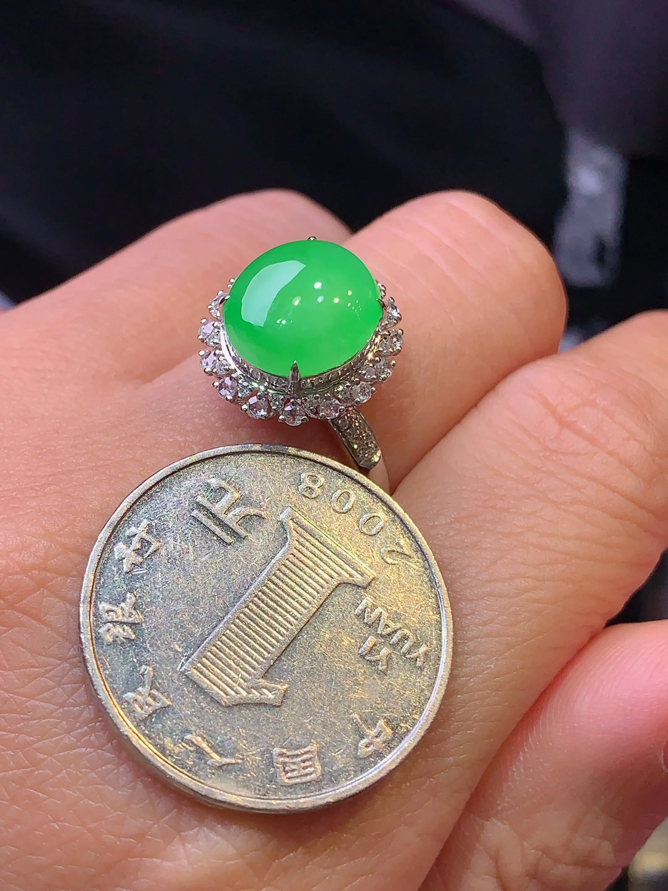 18k金钻镶嵌满绿蛋面戒指 玉质细腻 色泽清新艳丽 圈口14 整体尺寸14.8*13.5*10.8