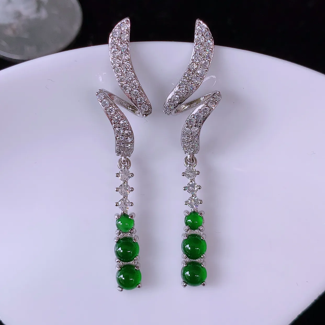 冰透满绿翡翠925银镶嵌耳坠，自然光实拍，翠色灵动，颜色漂亮，种老水足，品相佳，佩戴佳品！#98.12整体43.5-4*12裸石4-4