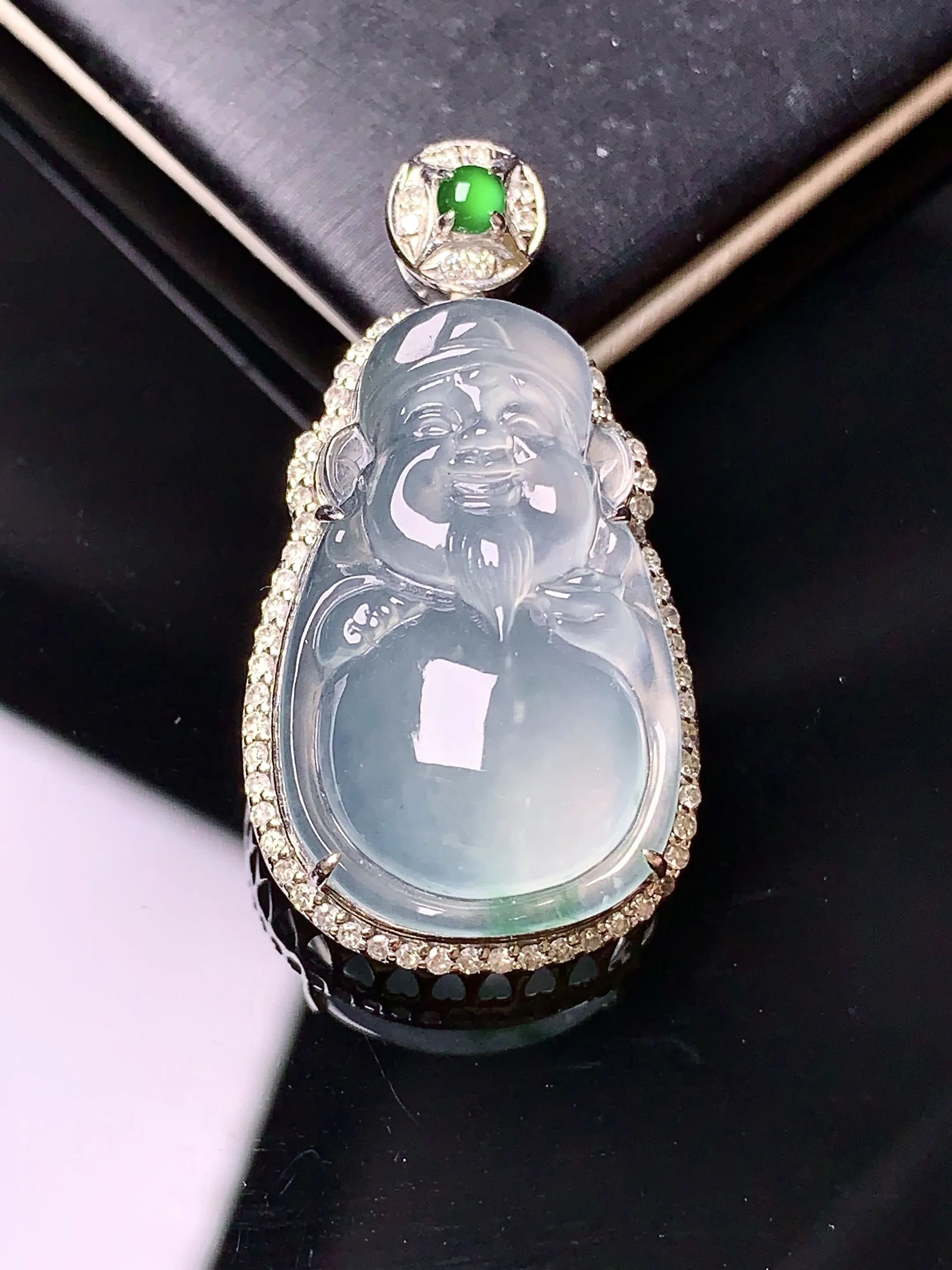 18k金钻镶嵌冰种财神吊坠 玉质细腻 色泽清新艳丽 整体尺寸33*17.3*9.8