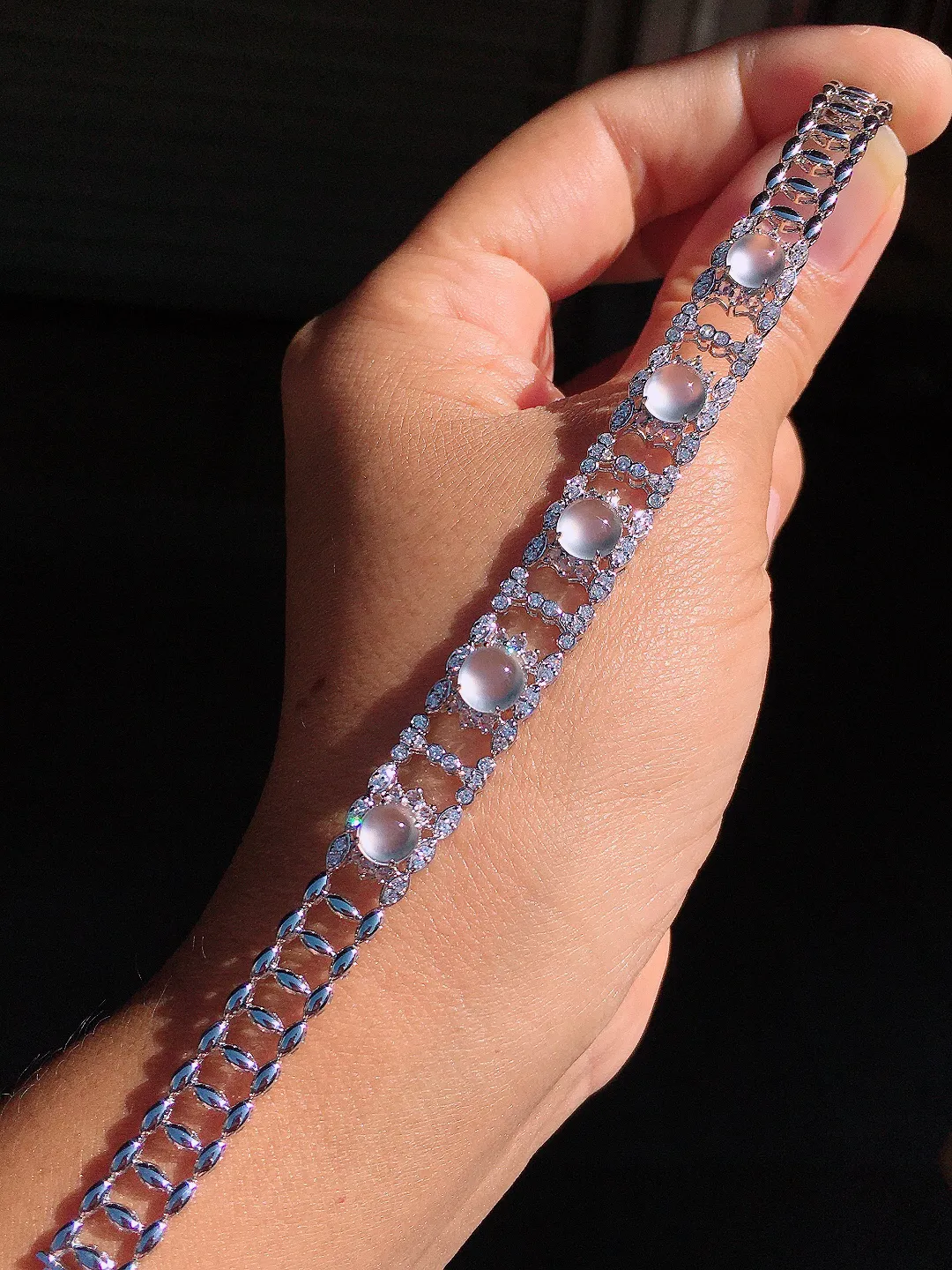 玻璃种蛋面手链，玉质细腻，荧光感超
强，饱满圆润，尽显优雅气质，18k
金豪华镶嵌