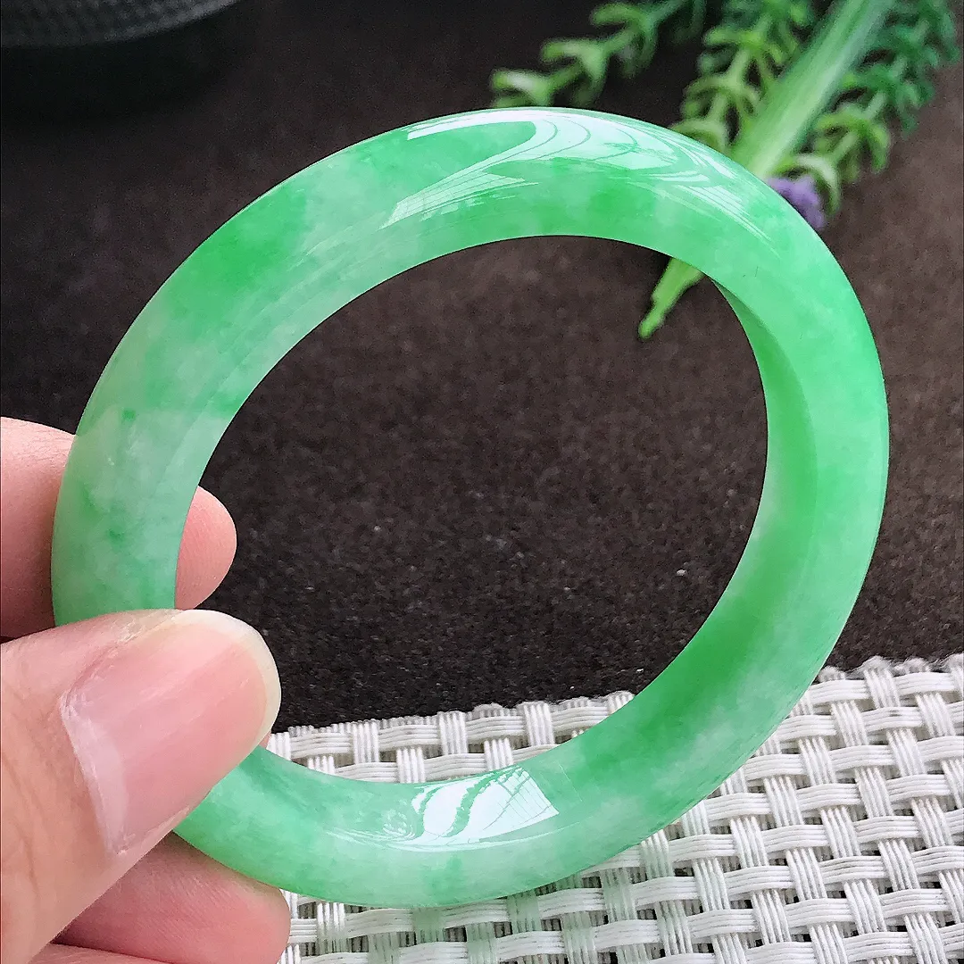 天然a货翡翠53/10.2/8.5老坑精美辣阳绿手镯宽边翡翠玉手镯