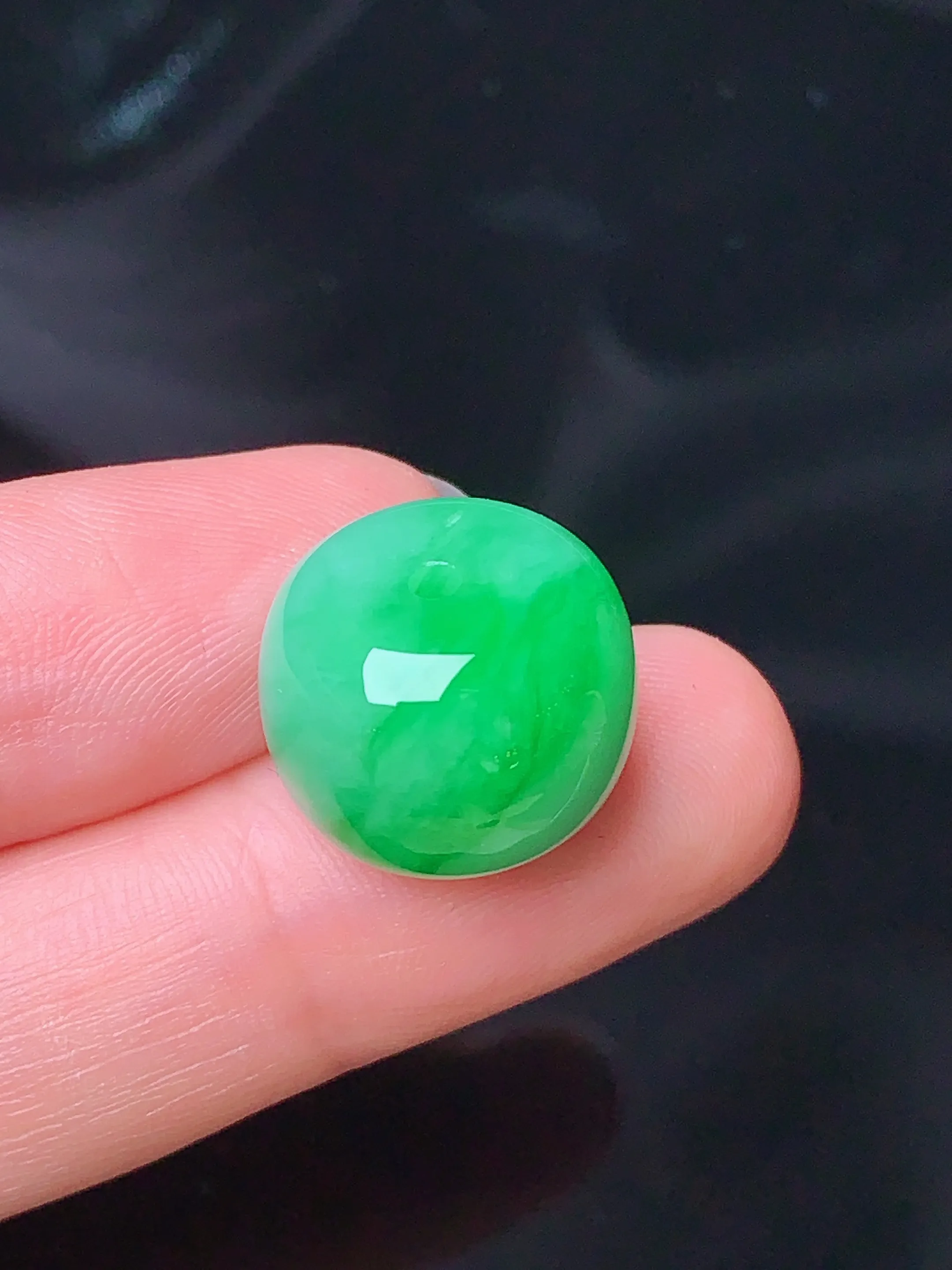 翠绿路路通吊坠 玉质细腻 色泽清新艳丽 整体尺寸15.2*15.2*11.8