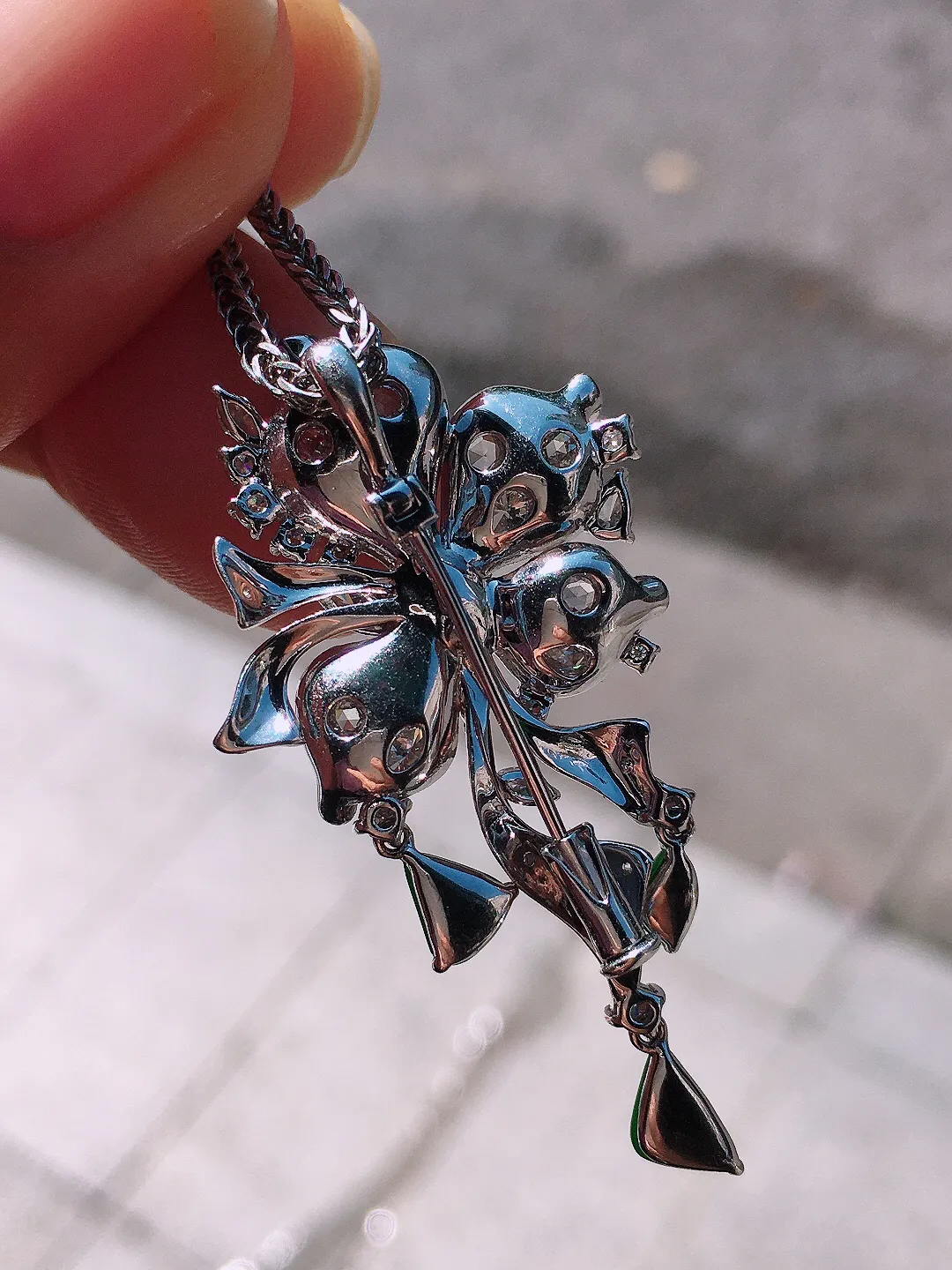 阳绿水滴胸针/吊坠两用款，色泽均匀艳丽，玉质细腻，荧光感超
强，饱满圆润，尽显优雅气质，18k
金豪华镶嵌