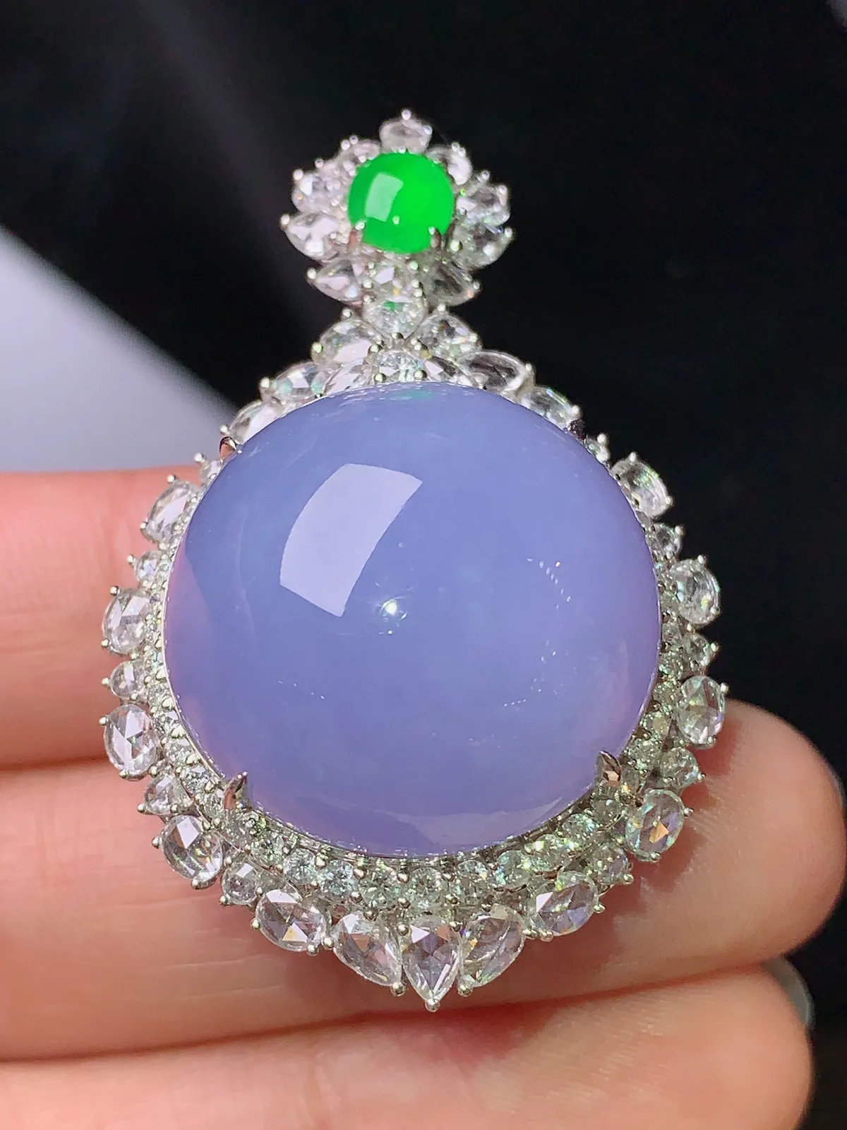 18k金钻镶嵌紫罗兰蛋面吊坠 玉质细腻 色泽清新艳丽 整体尺寸42.5*27.6*20