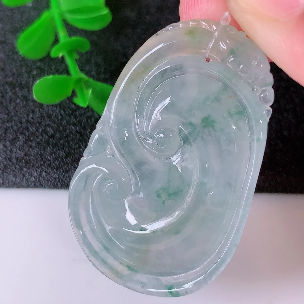 自然光实拍，冰种三彩翡翠如意吊坠，玉坠百搭又精致，寓意着吉祥，事事如意！#49.12