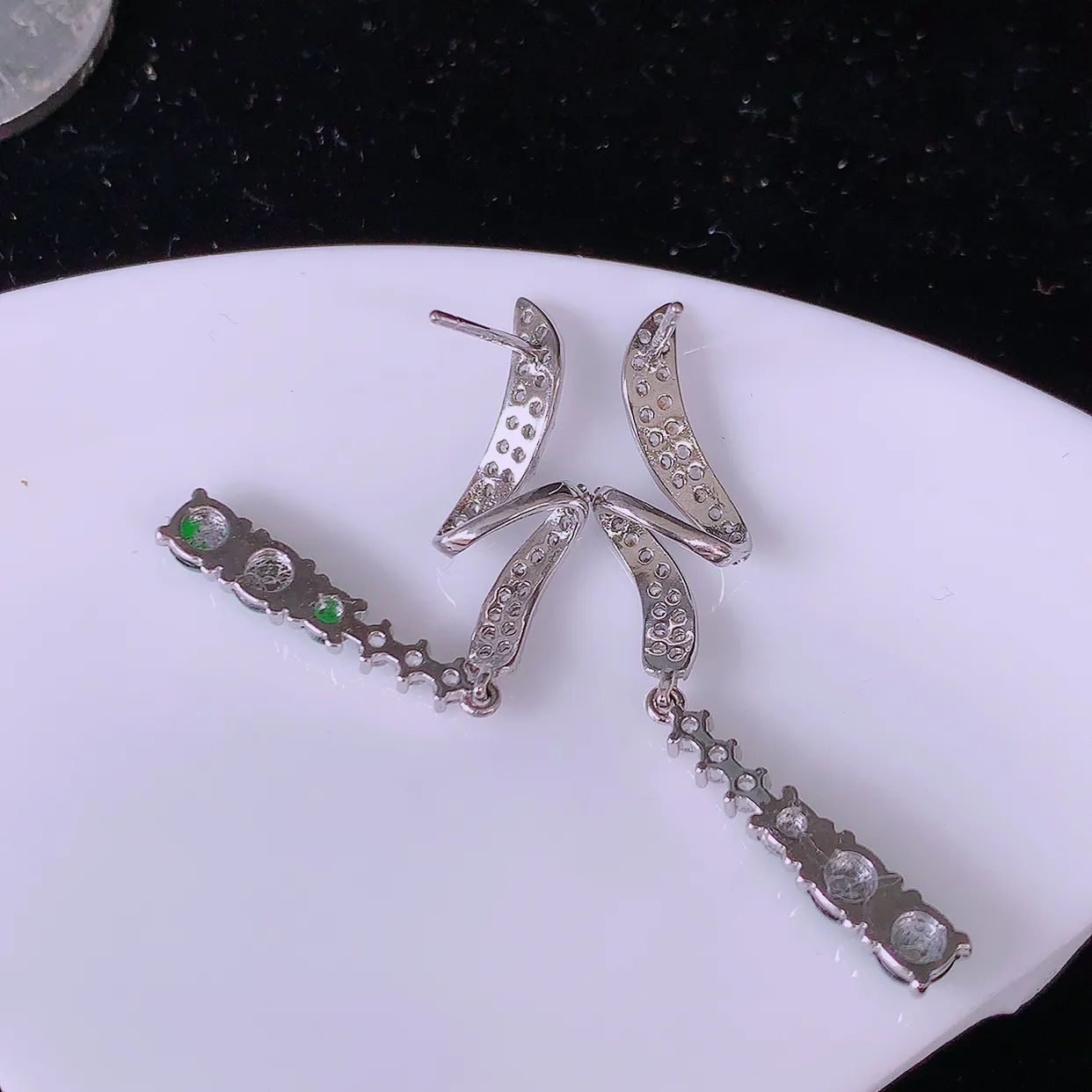 冰透满绿翡翠925银镶嵌耳坠，自然光实拍，翠色灵动，颜色漂亮，种老水足，品相佳，佩戴佳品！#98.12整体43.5-4*12裸石4-4