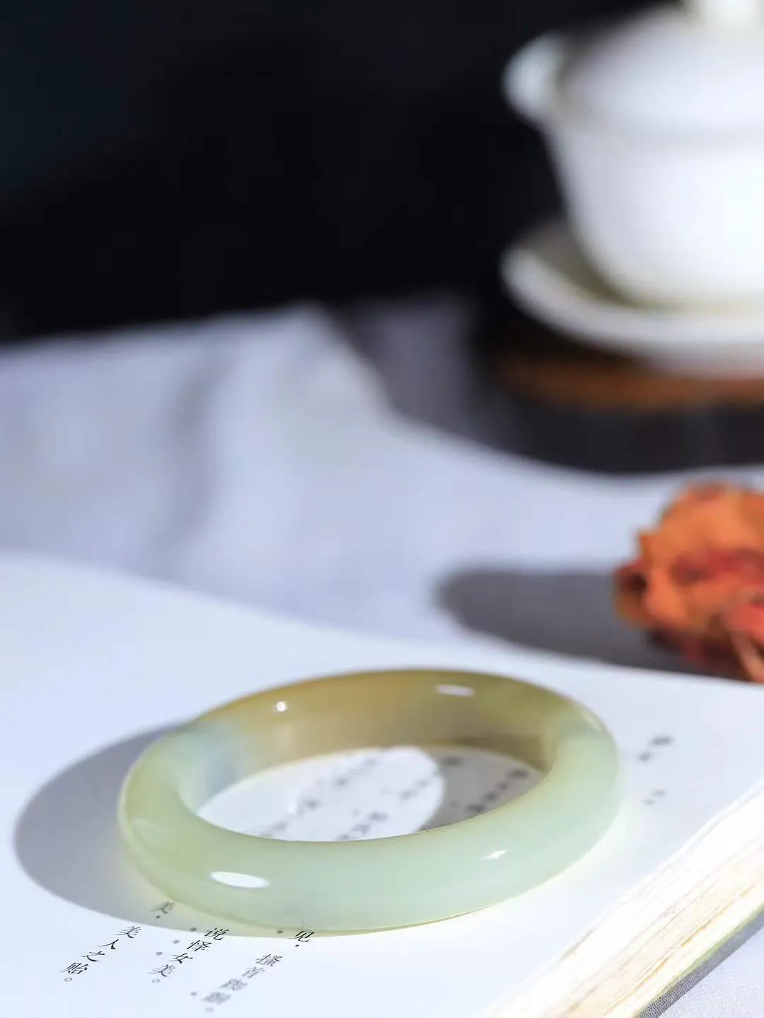 （柔情似水.手镯）

精品和田玉三色手镯，玉质温润细腻，镯型饱满圆润，优雅知性，姽婳于幽静兮，又婆娑乎人间，经典款型，古朴典雅。极具灵性，腕间风情，风姿卓越。 重64克    内径55mm 尺寸12.4-10.2mm   781042841T