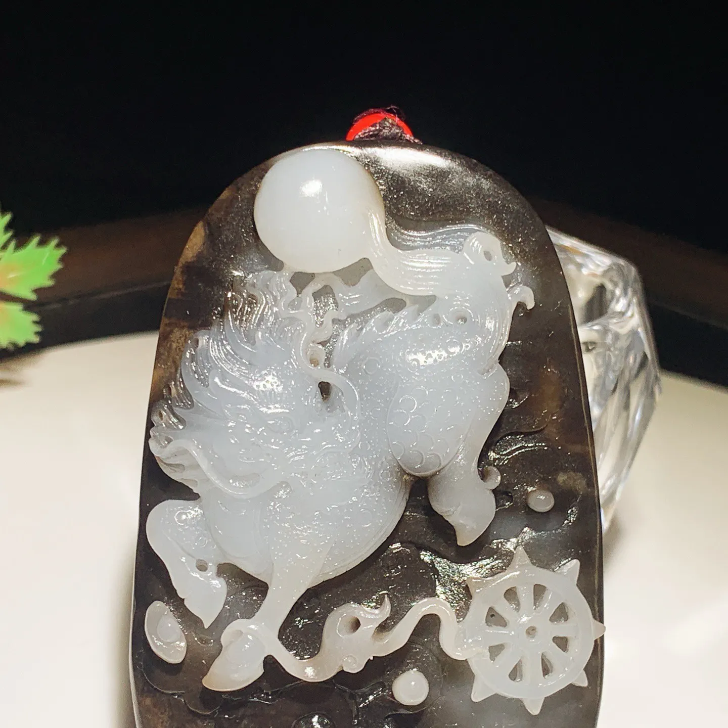 和田玉俄三色麒麟送福把件。尺寸77/50/16重116克。玉质细腻油润。手推出油。佩戴高端典雅。lt251115