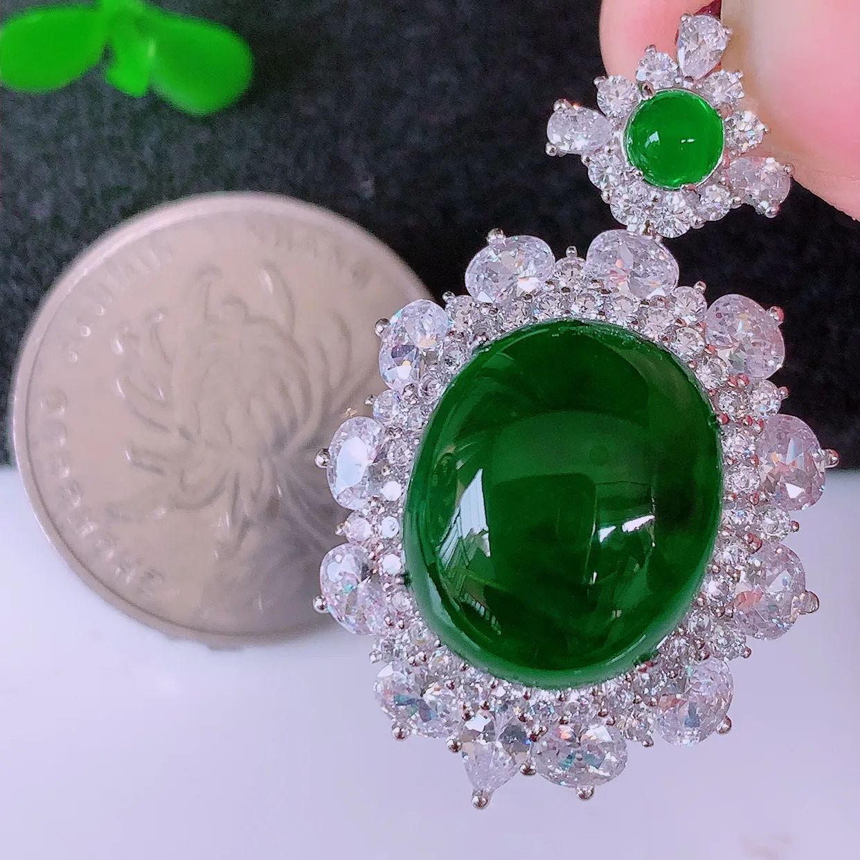 大颗冰透满绿翡翠蛋面925银镶嵌吊坠，自然光实拍，翠色灵动，颜色漂亮，种老水足，品相佳，佩戴佳品！#98.12整体35*22*12.2裸石15-12.5