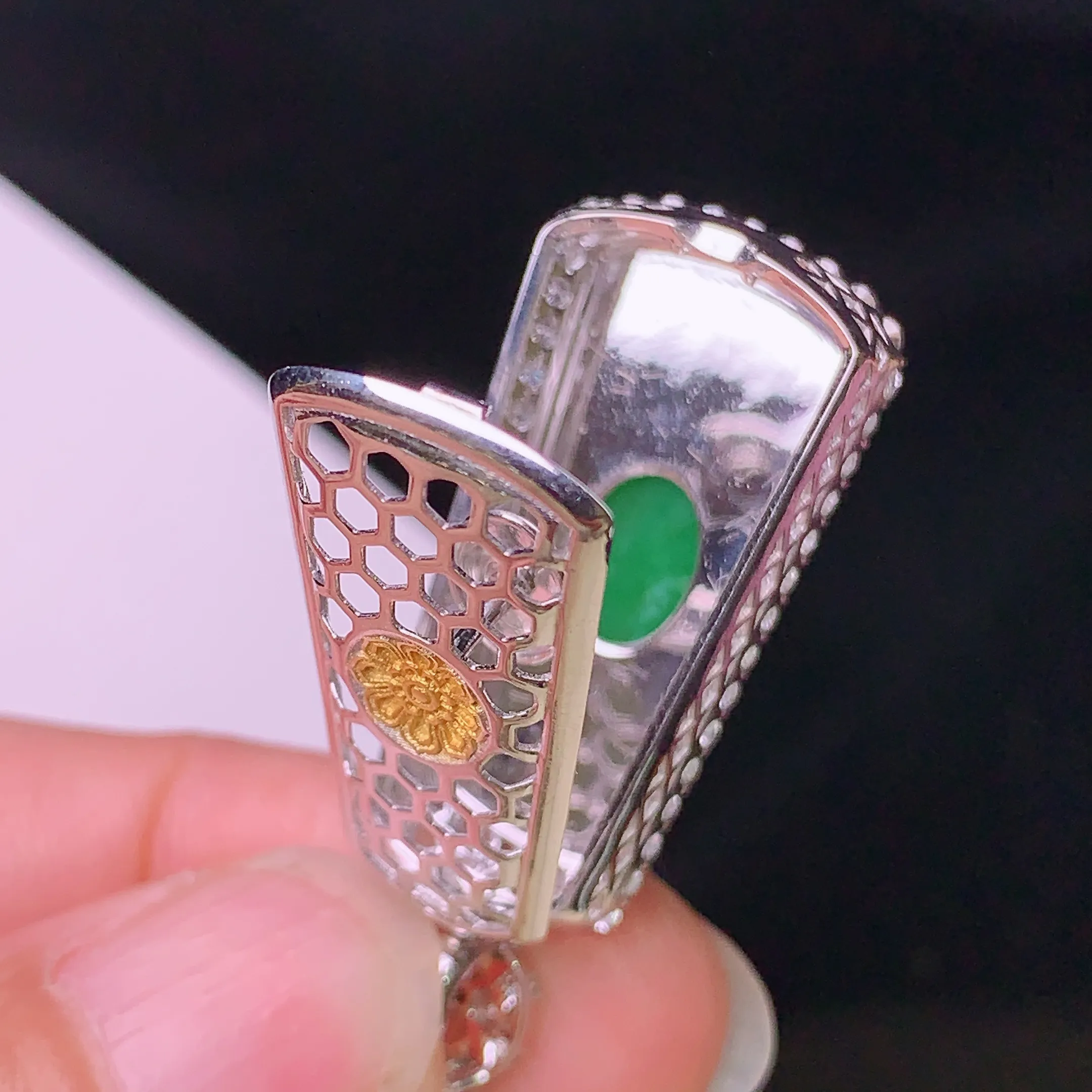 18k金钻镶嵌满绿无事牌吊坠 玉质细腻 色泽清新艳丽 整体尺寸35.2*14.8*9