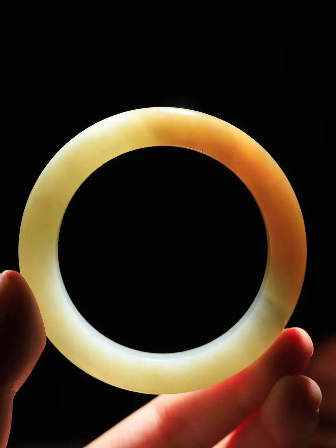 （柔情似水.手镯）

精品和田玉三色手镯，玉质温润细腻，镯型饱满圆润，优雅知性，姽婳于幽静兮，又婆娑乎人间，经典款型，古朴典雅。极具灵性，腕间风情，风姿卓越。 重64克    内径55mm 尺寸12.4-10.2mm   781042841T