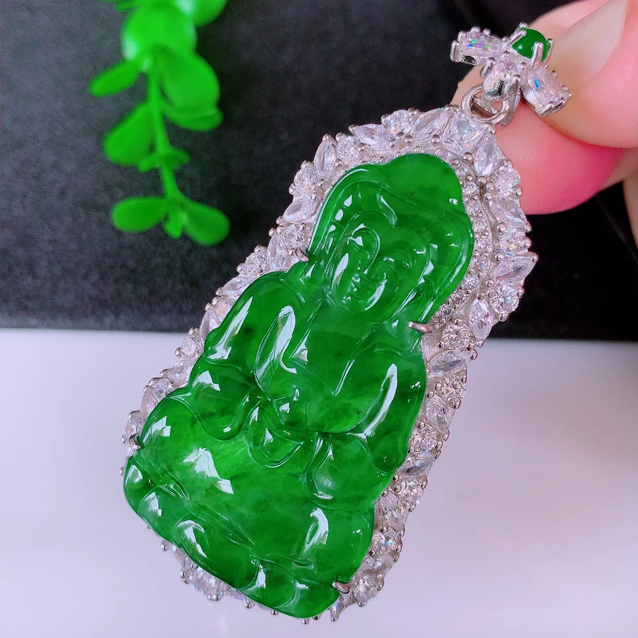 冰透满绿翡翠925银镶嵌观音吊坠，自然光实拍，翠色灵动，颜色漂亮，种老水足，品相佳，佩戴佳品！#98