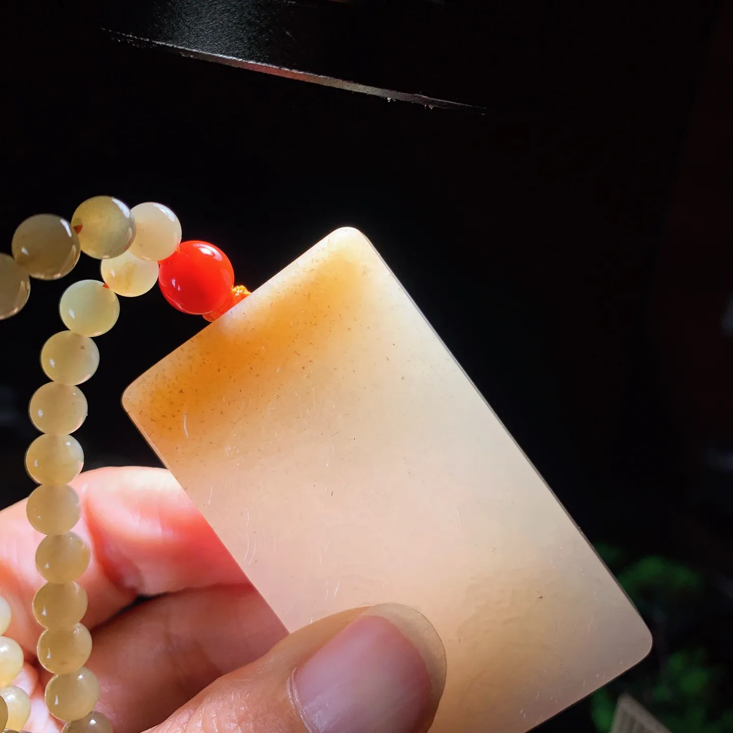 新疆和田玉且末糖生肖鸡牌子挂件。尺寸58/33/11重84.5克。玉质细腻油润。手推出油。佩戴高端典雅。lt251115