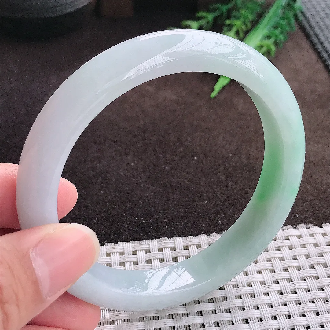 天然a货翡翠61.5/12.5/8:老坑冰润飘绿大圈口手镯宽边翡翠玉手镯