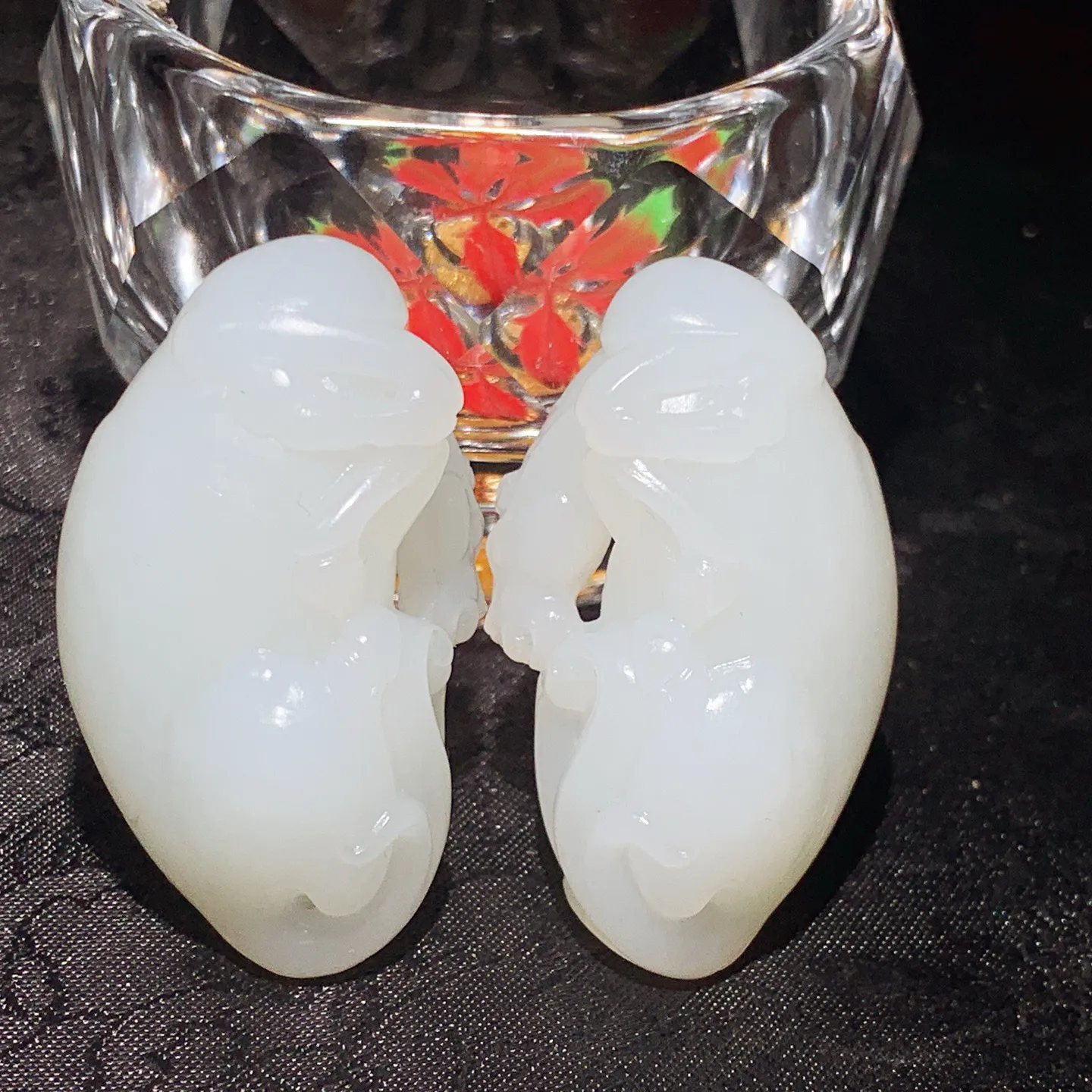 一对新疆和田玉羊脂白马到成功马挂件。尺寸46/25/21重31.8克。玉质细腻油润。手推出油。佩戴高端典雅。lt251115