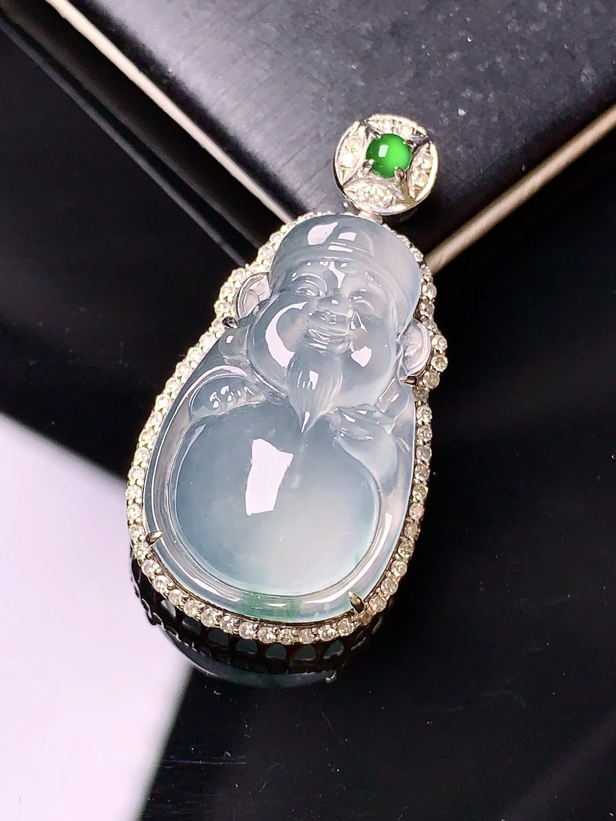 18k金钻镶嵌冰种财神吊坠 玉质细腻 色泽清新艳丽 整体尺寸33*17.3*9.8