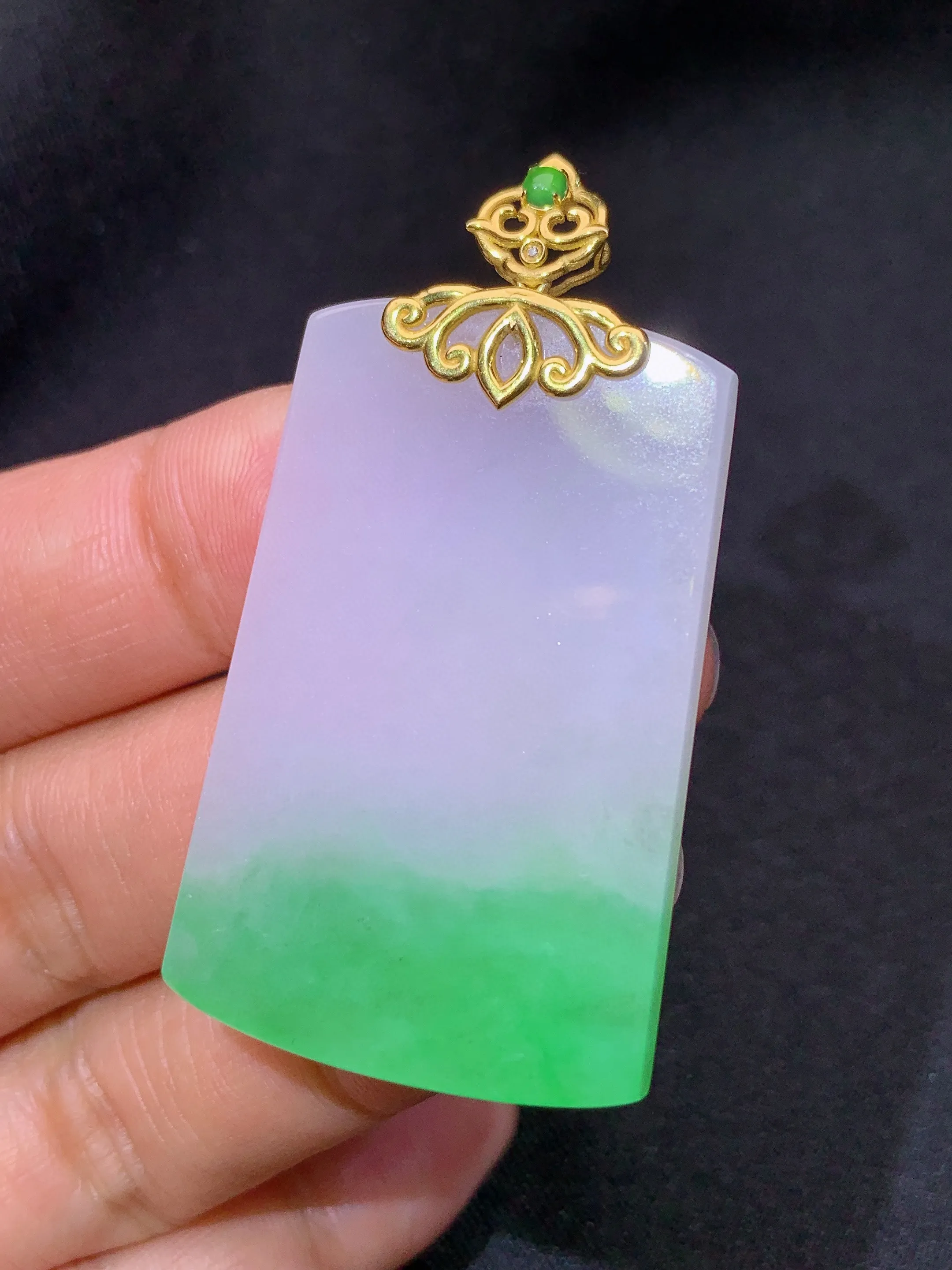 冰飘绿无事牌吊坠，18k金镶嵌，冰润色阳，玉质细腻，种水足，整体尺寸49.4*26.6*3.6