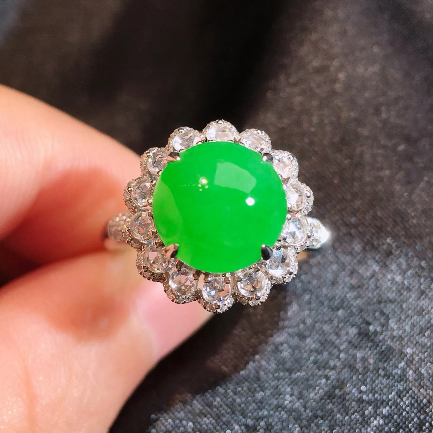 满绿蛋面戒指，颜色靓丽，水润起胶，料子清爽，18K重金豪华镶嵌钻石