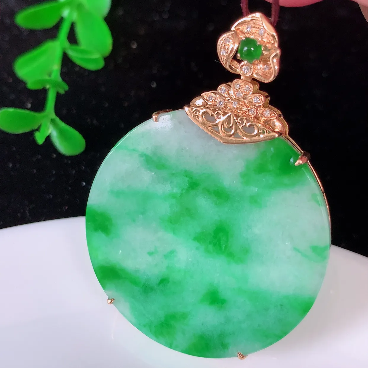 自然光实拍，18K金镶嵌水润飘绿翡翠平安无事牌吊坠，平平安安，无事牌翠色灵动，佩戴平安时尚！#00.12整体46*33.5*5.6裸裸33.5*33.5