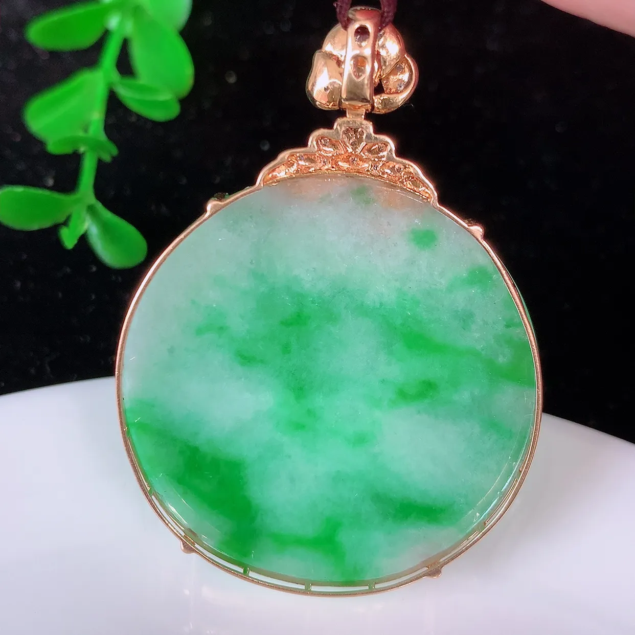 自然光实拍，18K金镶嵌水润飘绿翡翠平安无事牌吊坠，平平安安，无事牌翠色灵动，佩戴平安时尚！#00.12整体46*33.5*5.6裸裸33.5*33.5