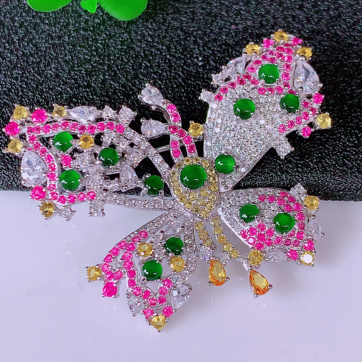 冰透满绿翡翠925银镶嵌蝴蝶胸针，自然光实拍，翠色灵动，颜色漂亮，种老水足，品相佳，佩戴佳品！#98