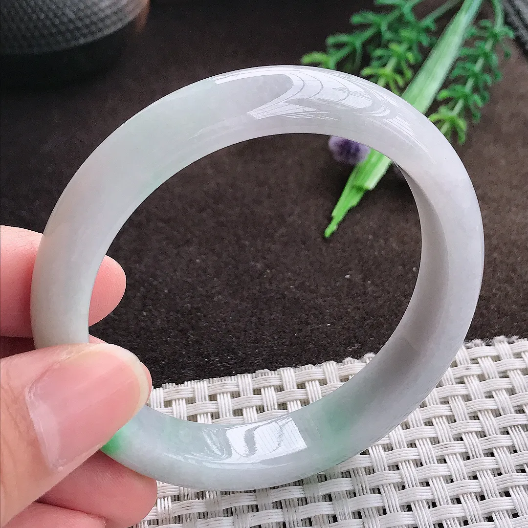 天然a货翡翠55.5/12.2/8老坑精美温润飘阳绿手镯宽边翡翠玉手镯