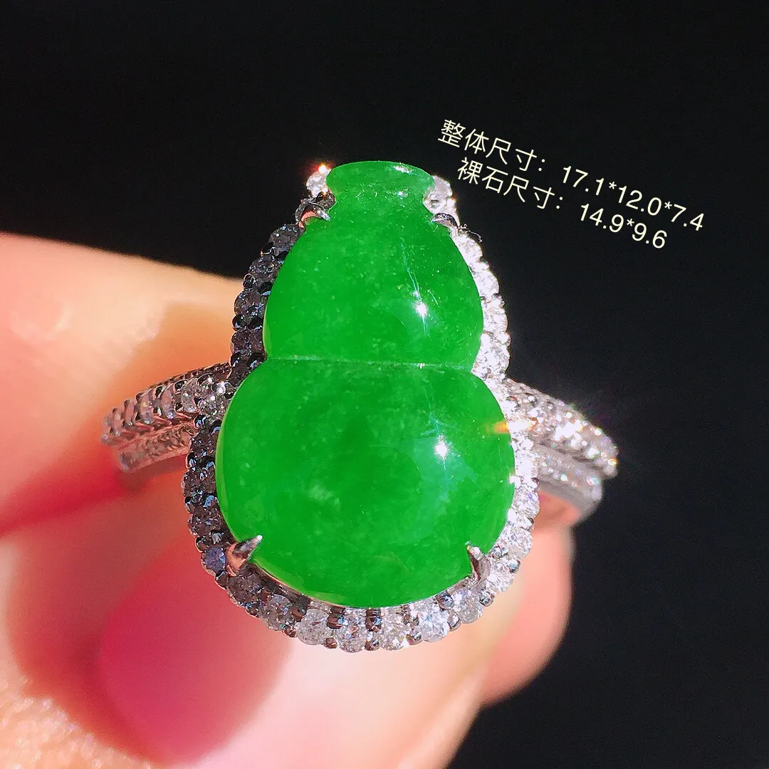 阳绿葫芦戒指，色泽均匀艳丽，玉质细腻，荧光感超
强，饱满圆润，尽显优雅气质，18k
金豪华镶嵌