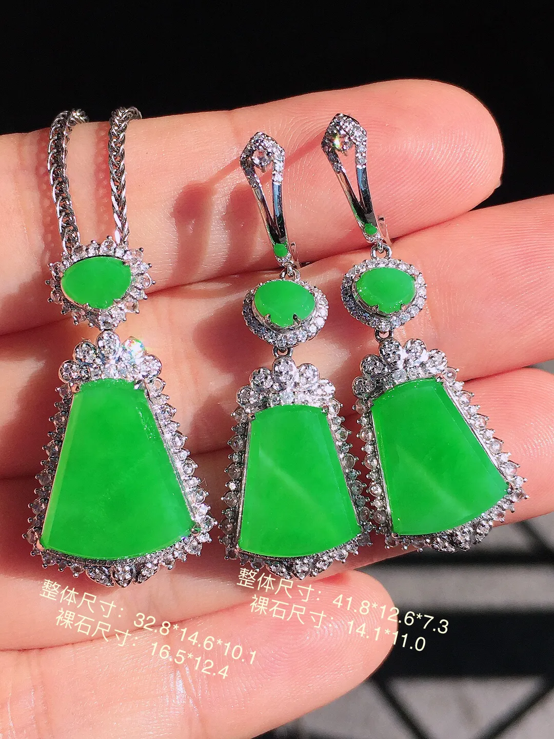 阳绿无事牌套装（吊坠+耳坠），色泽均匀艳丽，玉质细腻，荧光感超
强，饱满圆润，尽显优雅气质，18k
金豪华镶嵌