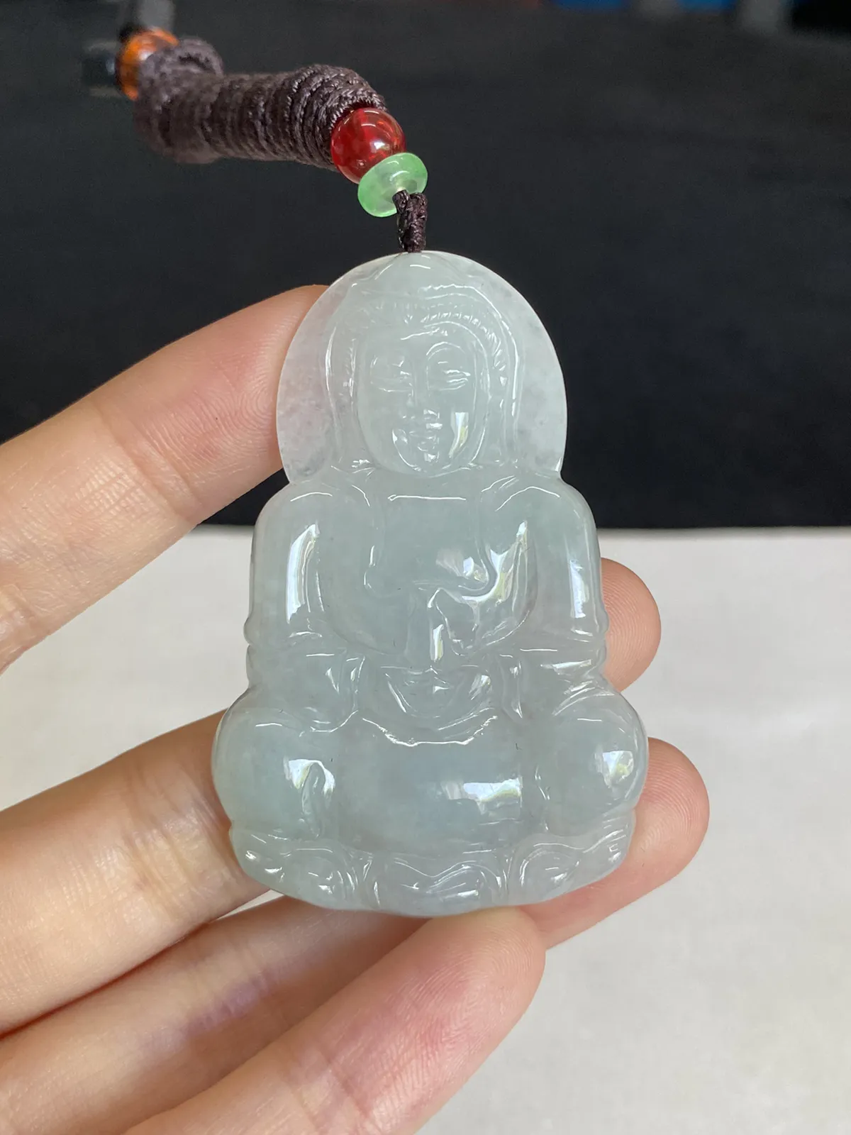 翡翠冰糯种淡绿色吊坠，配珠未测