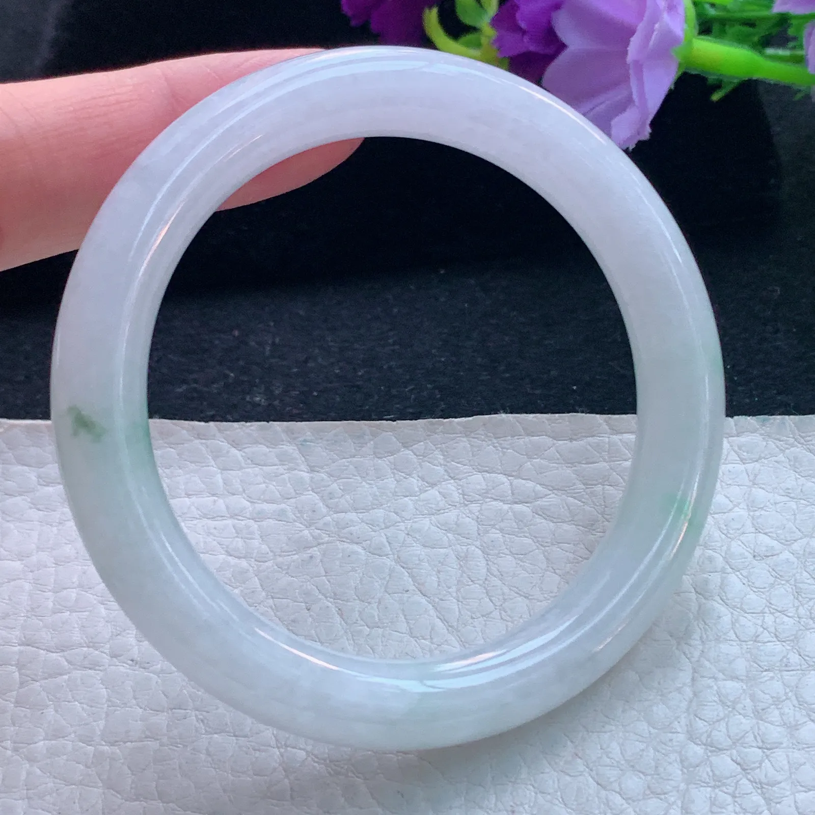 n自然光53.8*9.3*8.8美人镯 缅甸翡翠玉手镯飘绿花圆条玉手环