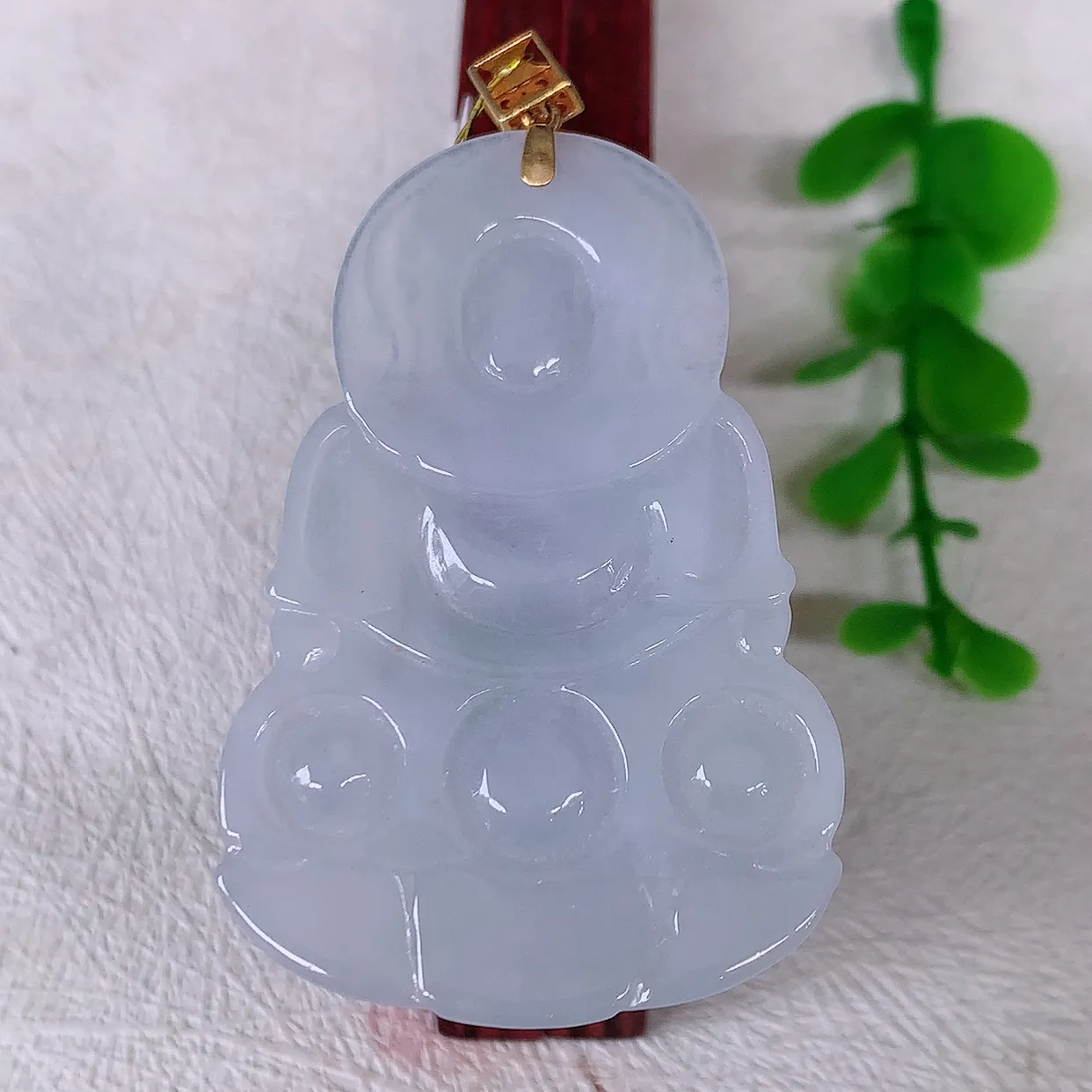 18k金镶嵌冰润紫罗兰翡翠观音菩萨吊坠，款式新颖时尚，日常百搭的款。清秀高雅，佩戴优雅高贵！#35.12整体58.8*裸石50.8*33.5*5.8