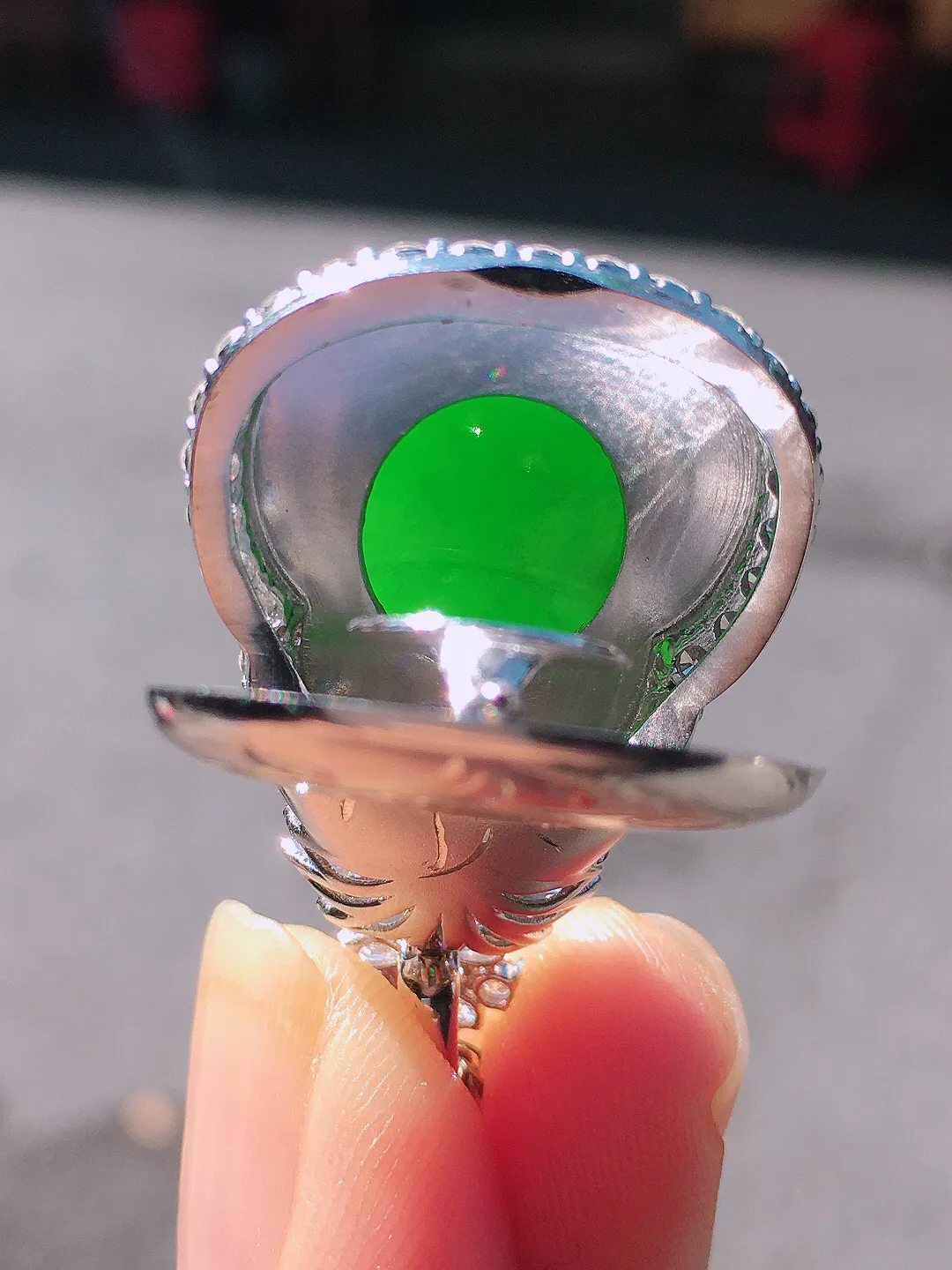 阳绿葫芦吊坠，色泽均匀艳丽，玉质细腻，荧光感超
强，饱满圆润，尽显优雅气质，18k
金豪华镶嵌