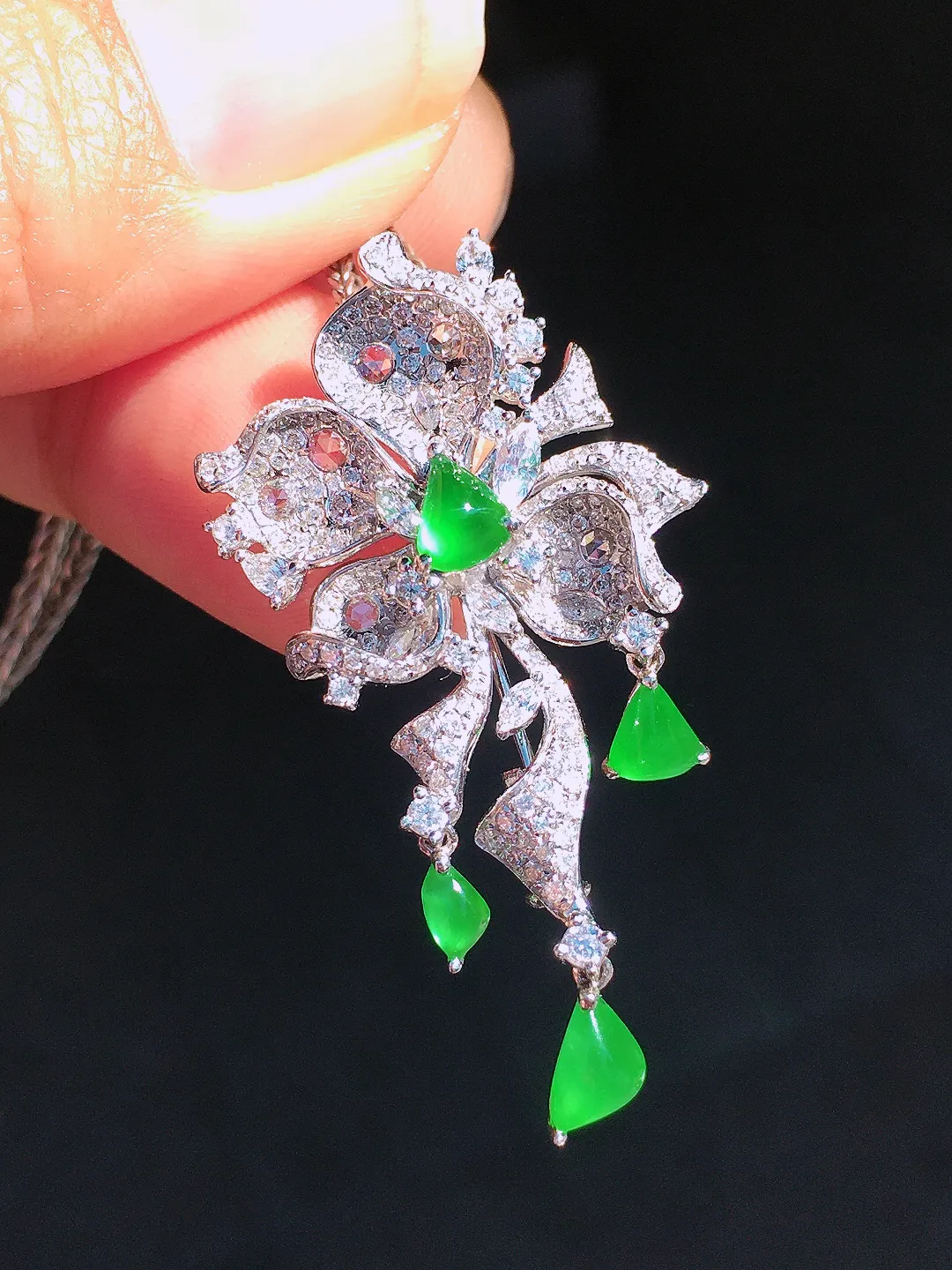 阳绿水滴胸针/吊坠两用款，色泽均匀艳丽，玉质细腻，荧光感超
强，饱满圆润，尽显优雅气质，18k
金豪