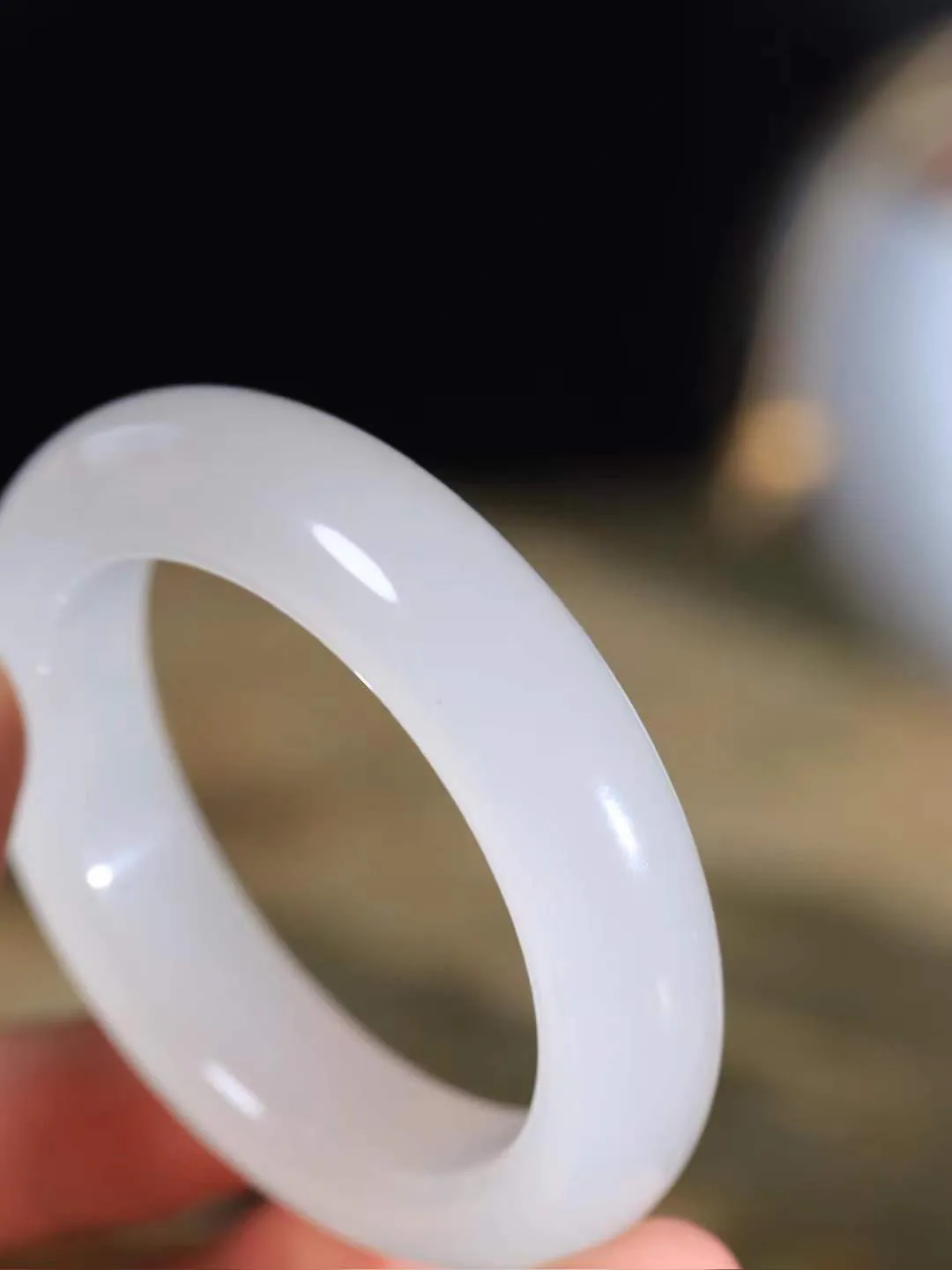 【情有独钟.手镯】

收藏级和田玉白玉手镯 玉质温润细腻 油性十足 手感舒适，高华雅逸，线条流畅，简约大气，美自天成，素雅高贵。佩戴于腕间，婉约之美，举手投足间透出那低调奢华。重64.8克 内径50mm 尺寸14-10mm   FDT-791052895