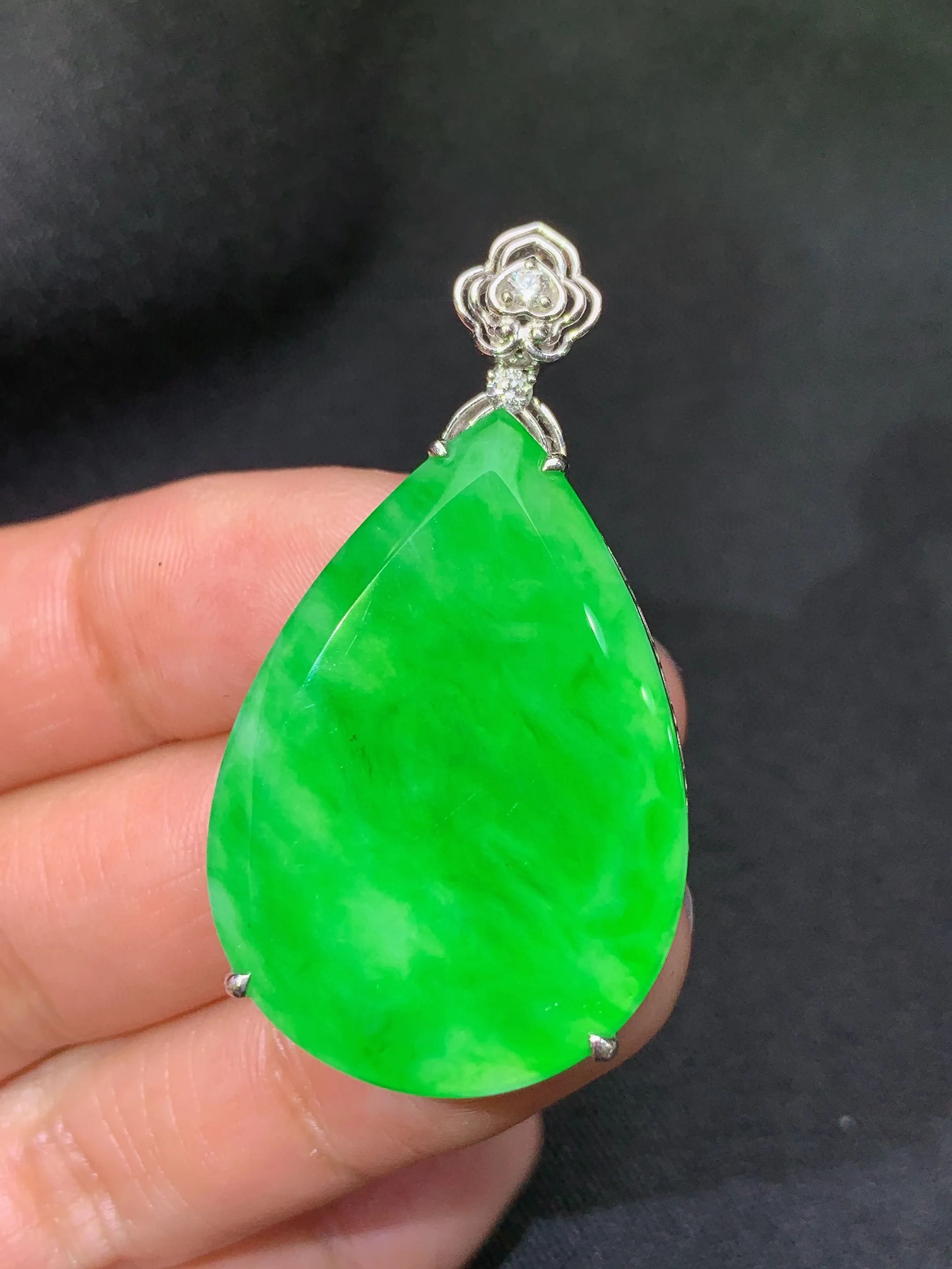 冰阳绿水滴吊坠，18k金镶嵌，冰润色阳，玉质细腻，种水足，整体尺寸43.6*24*6.3