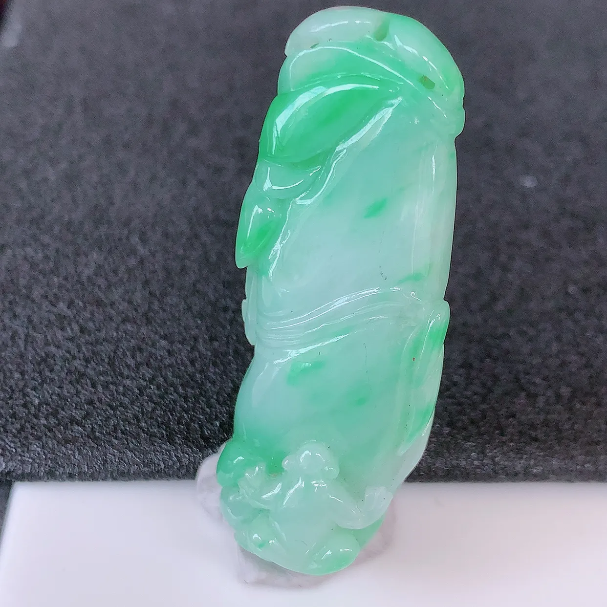 自然光实拍，冰润飘绿翡翠竹节吊坠。竹节寓意“节节高，官运亨通，前程似锦，水润莹泽，清秀高雅，佩戴精美！#57.12