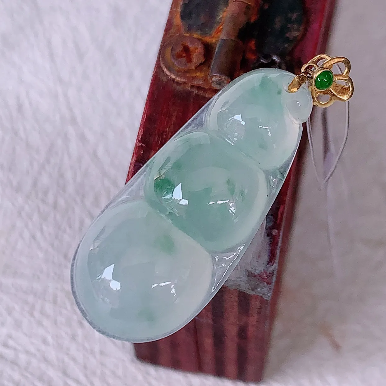 18K金镶嵌冰种飘花翡翠四季豆吊坠，平安豆福豆玉坠，冰润通透，豆粒饱满，寓意：豆蔻年华！#49.12整体31裸石25.5-11.5*5.2