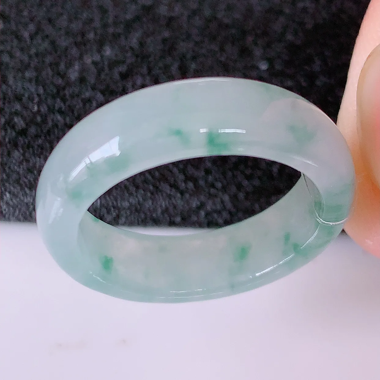 自然光实拍，18.2mm内径翡翠指环，玉戒指，玉质莹润，好精美好冰润的指环，17圈口，上手纤巧！#49.12尺寸18.2-5.8*3