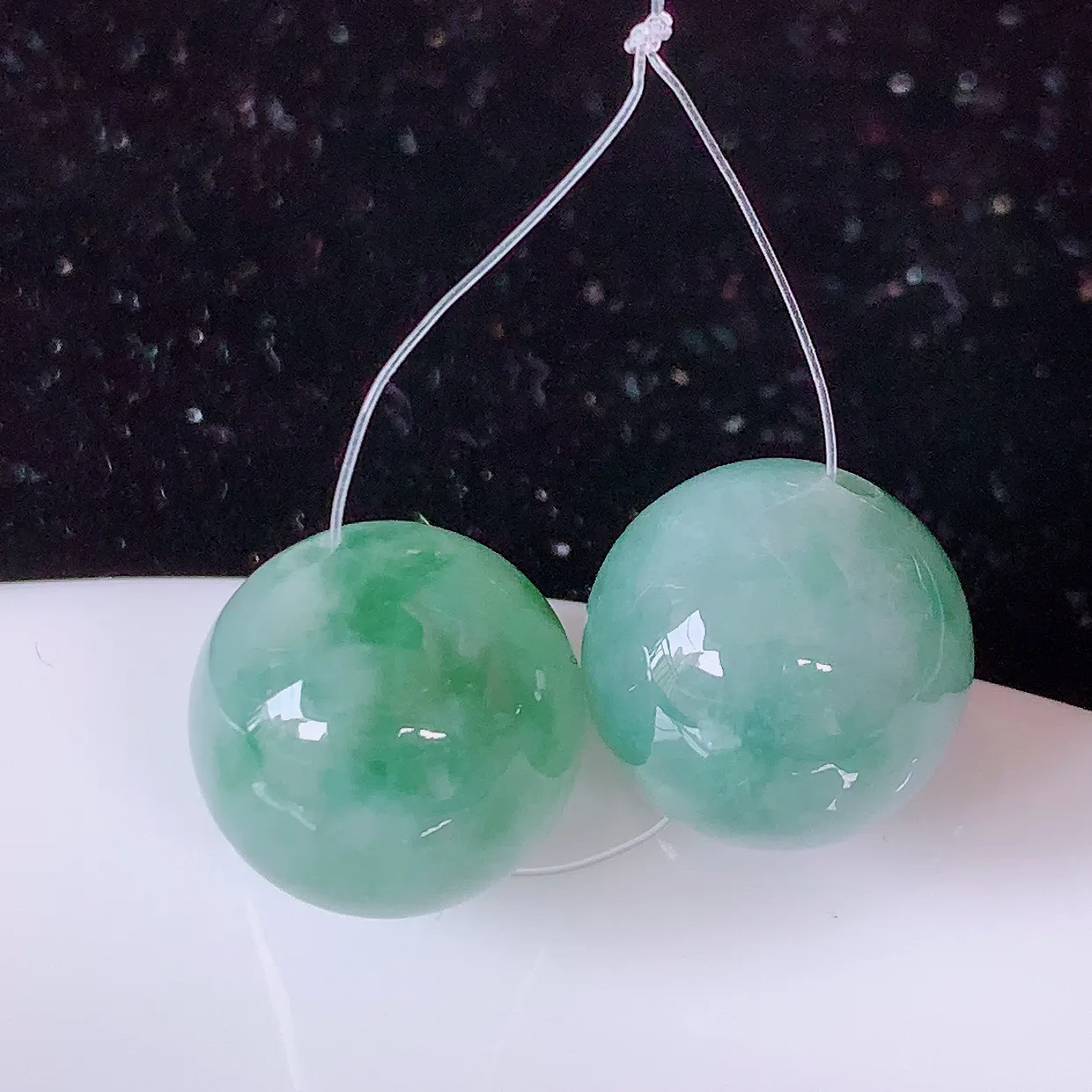 自然光实拍，冰飘花翡翠一对转运珠，路路通吊坠，寓意“时来运转，财源滚滚” 寓意佳，荧光灼灼，转运珠佩戴时尚优雅！#49.12