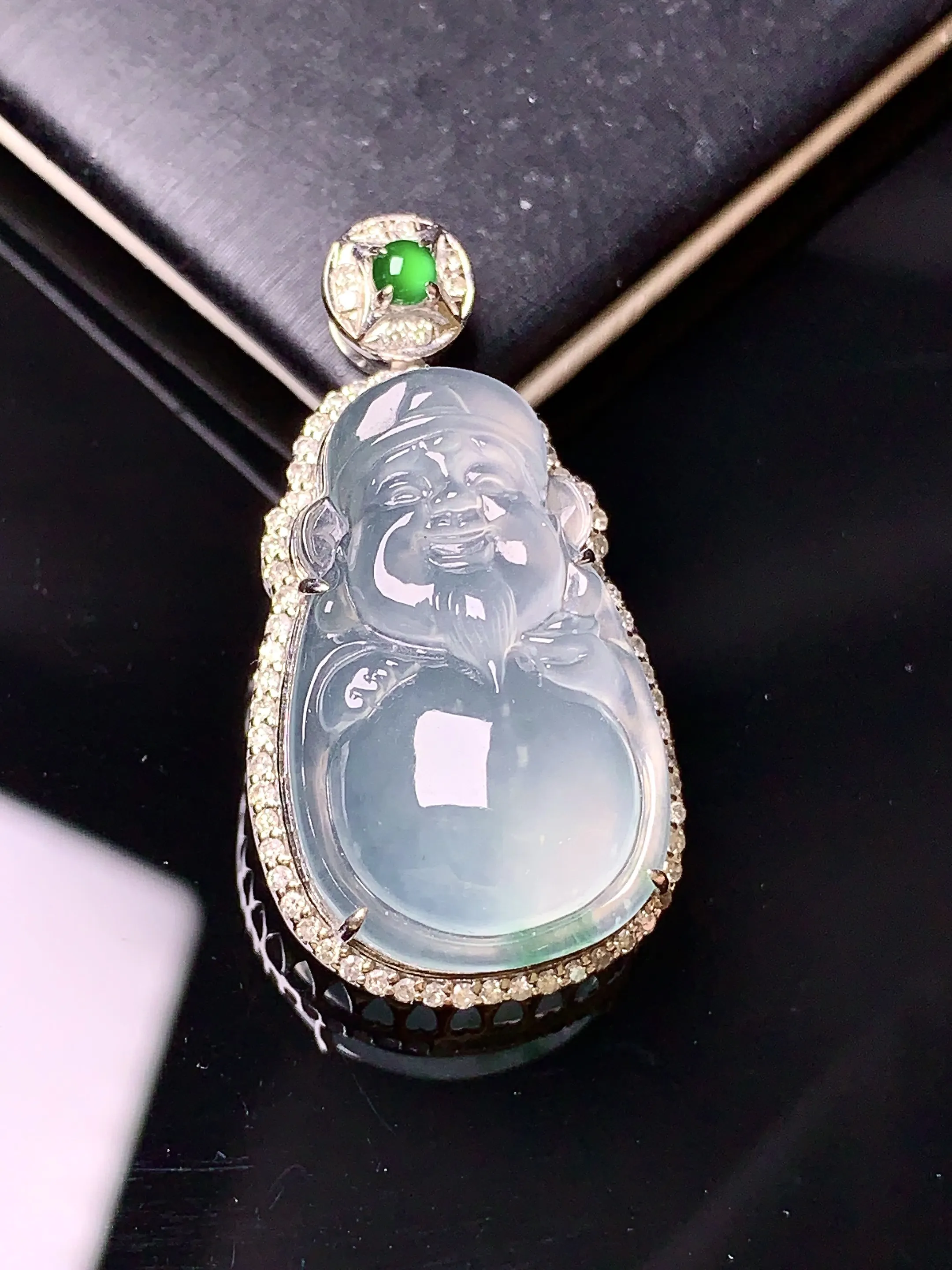 18k金钻镶嵌冰种财神吊坠 玉质细腻 色泽清新艳丽 整体尺寸33*17.3*9.8
