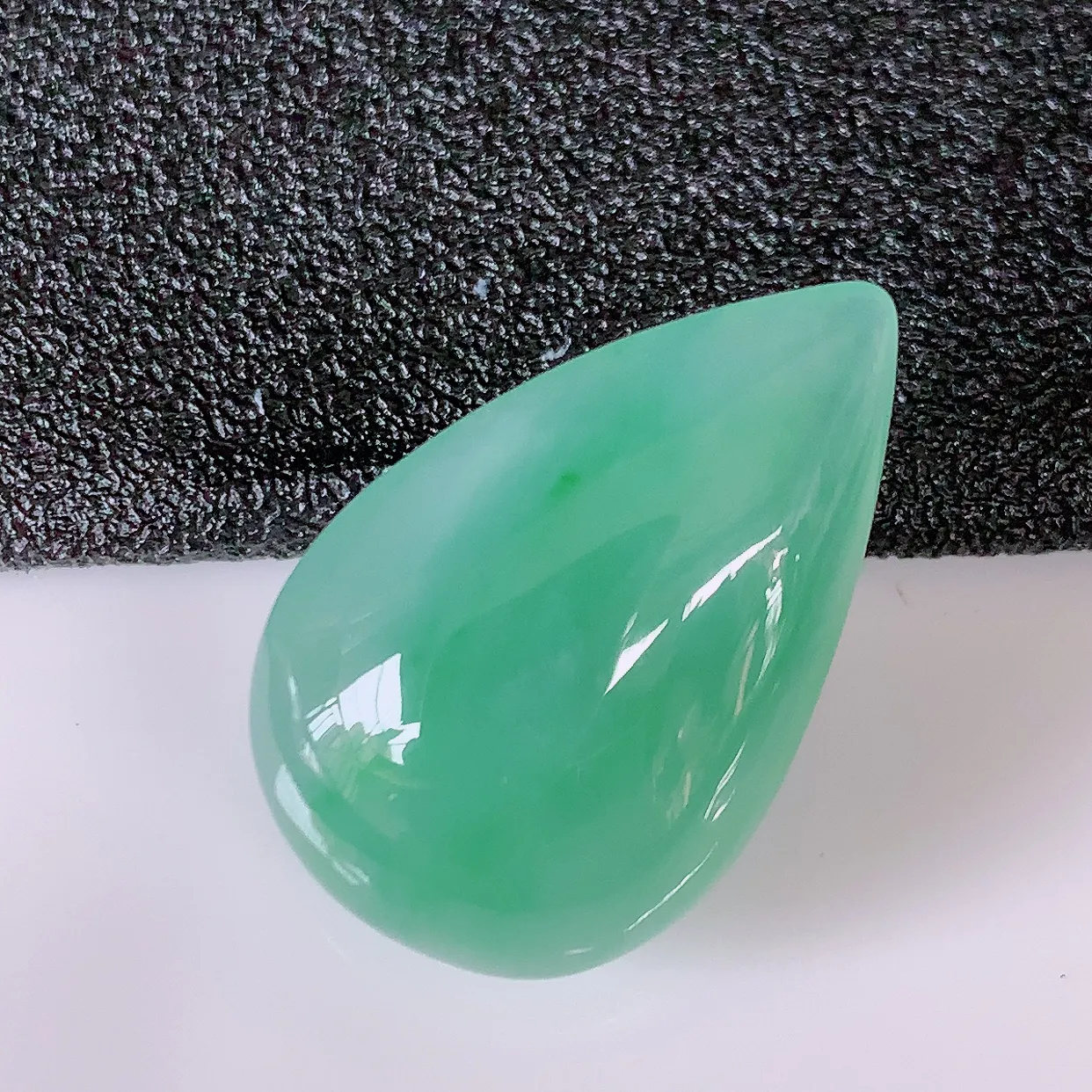 自然光实拍，冰种飘绿翡翠水滴，种老水足，雕工精湛 ，寓意美好，佩戴时尚出众！#94.12