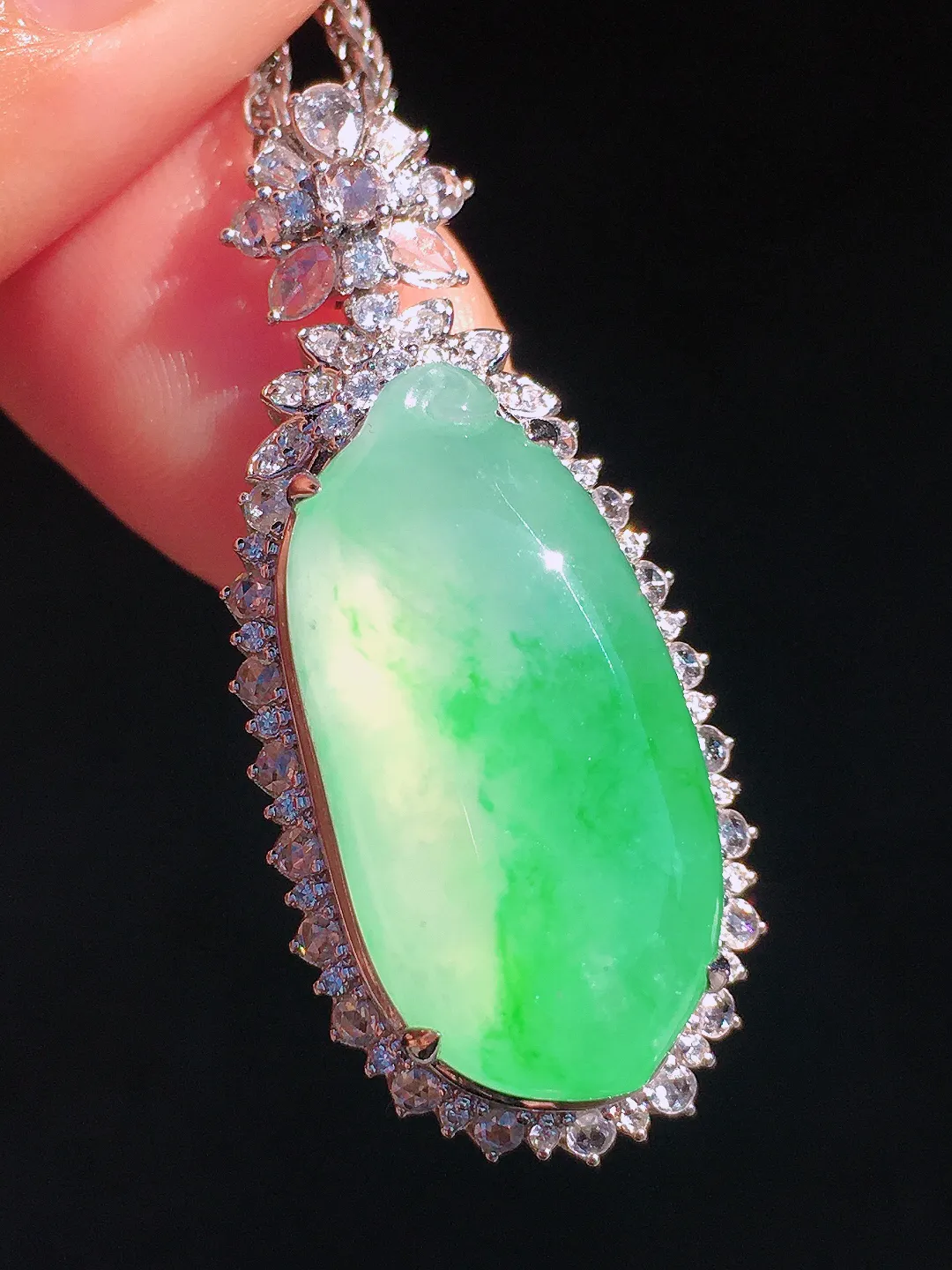 飘绿福瓜吊坠，色泽艳丽，玉质细腻，荧光感超
强，饱满圆润，尽显优雅气质，18k
金豪华镶嵌