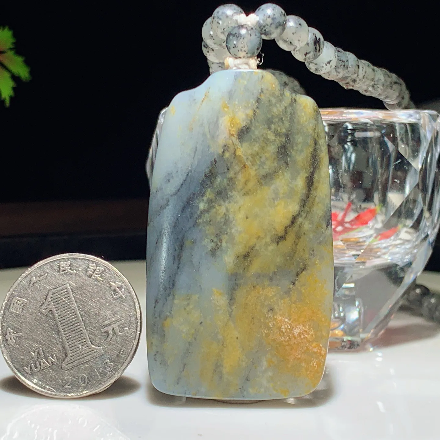 新疆和田玉籽料青花平安无事牌挂件。尺寸55/32/12重83.6克。玉质细腻油润。手推出油。佩戴高端典雅。lt251115