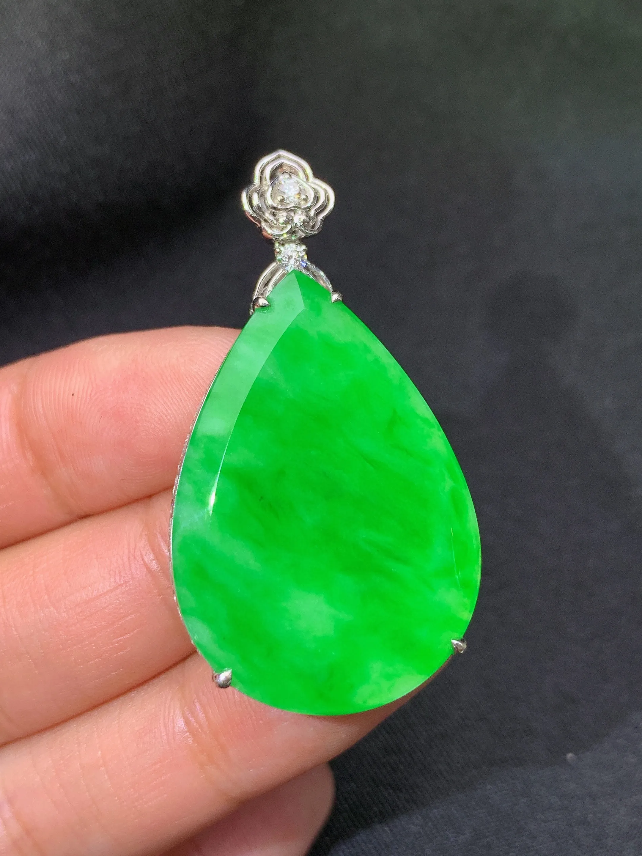 冰阳绿水滴吊坠，18k金镶嵌，冰润色阳，玉质细腻，种水足，整体尺寸43.6*24*6.3