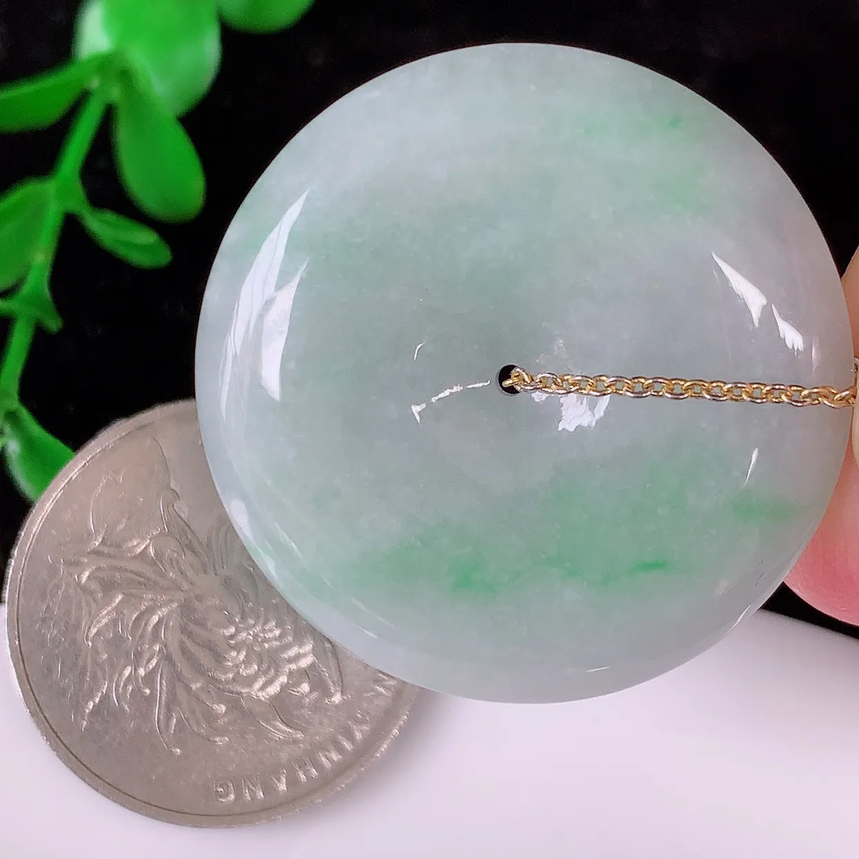 自然光实拍，冰润飘绿翡翠平安扣吊坠，种老水足，雕工精湛 ，寓意美好，佩戴时尚出众！#94.12