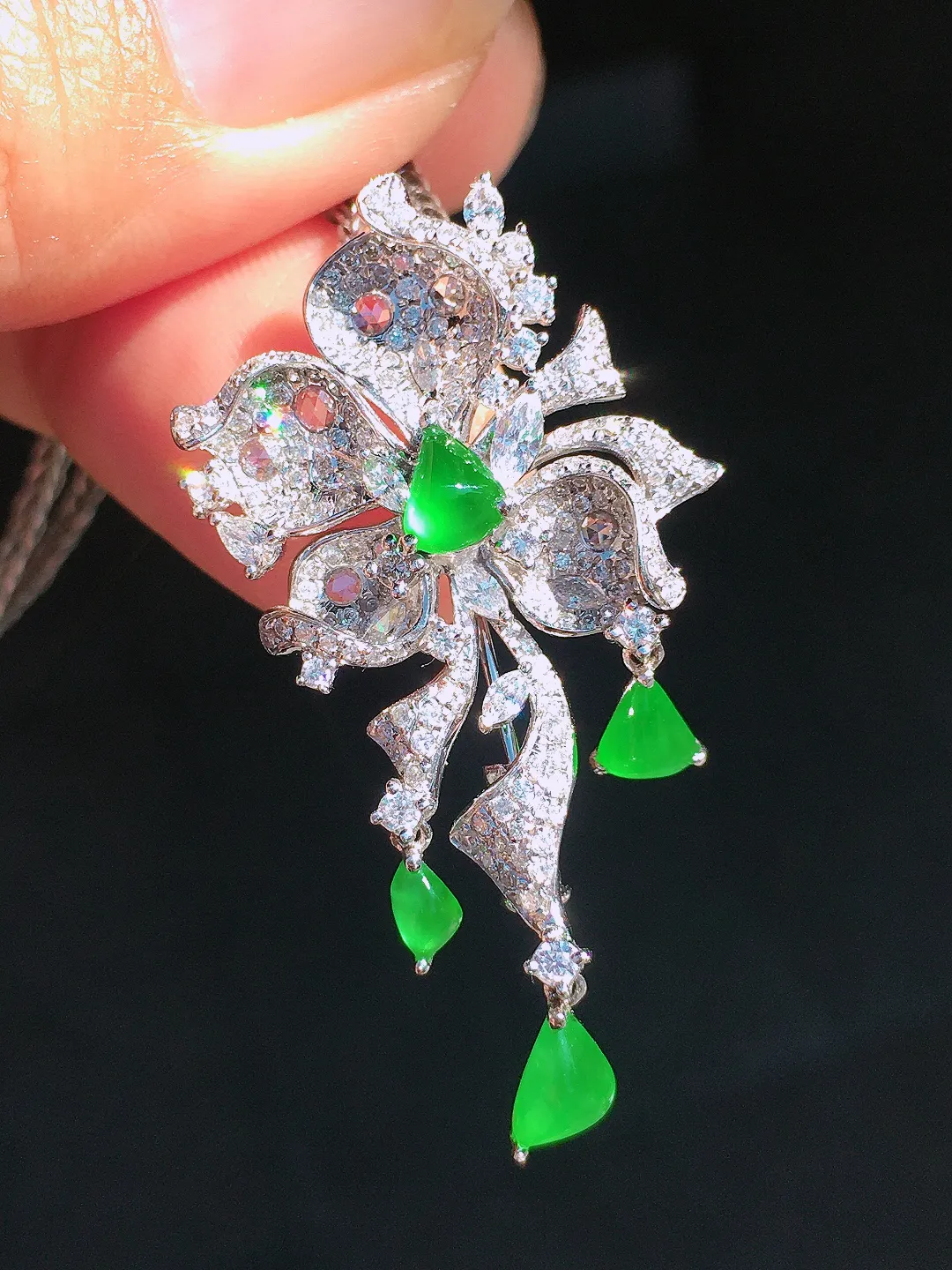 阳绿水滴胸针/吊坠两用款，色泽均匀艳丽，玉质细腻，荧光感超
强，饱满圆润，尽显优雅气质，18k
金豪华镶嵌