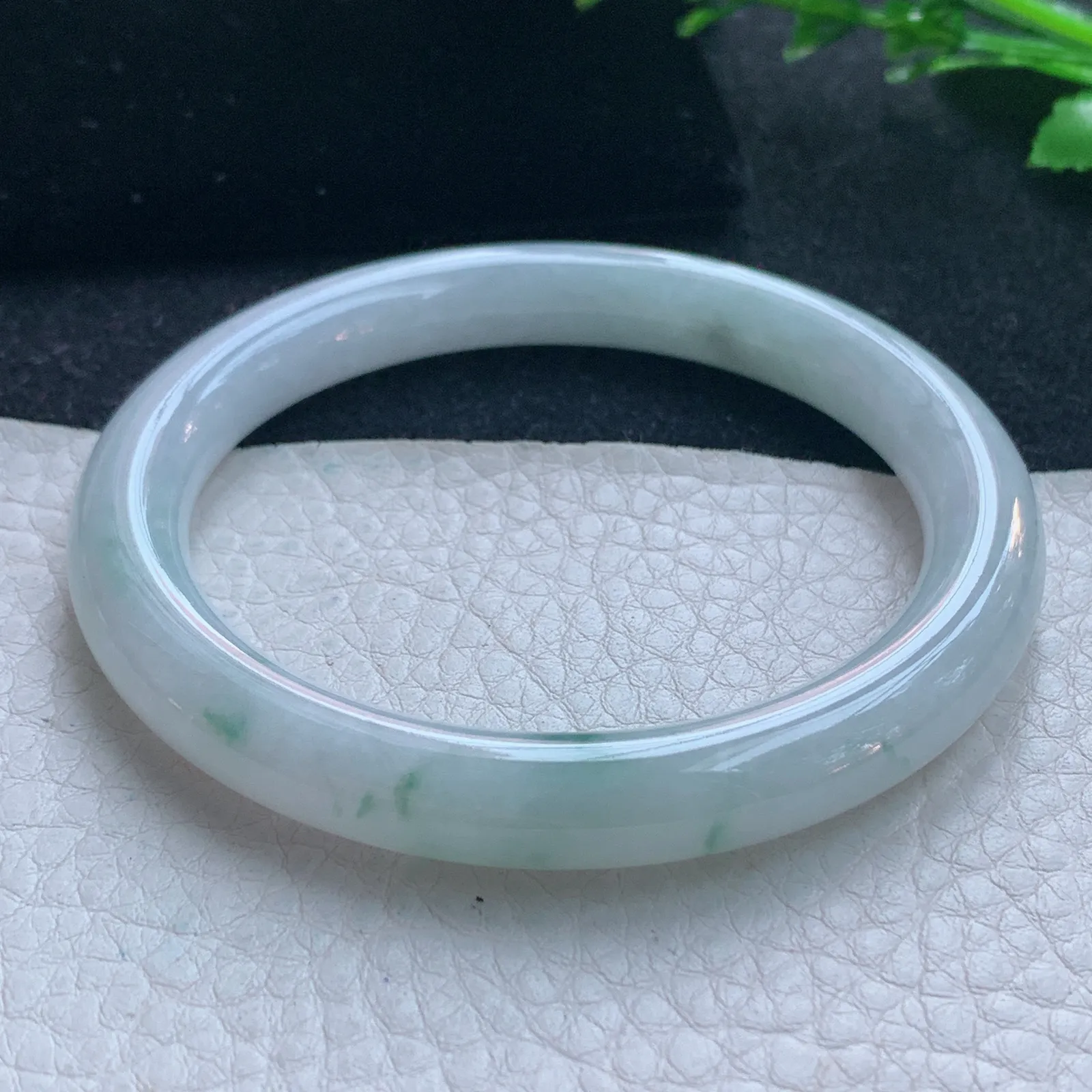 z自然光55*8.6美人镯 天然缅甸翡翠飘花圆条玉手镯 珠宝叮当镯